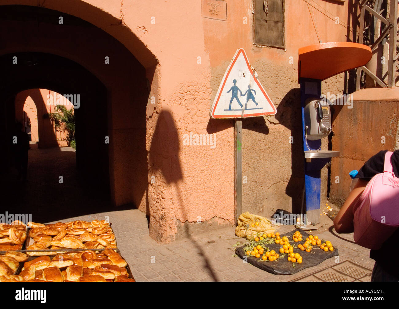 Pâtisseries orientales faites maison en vente dans les rues de la médina de Marrakech,Maroc, Banque D'Images