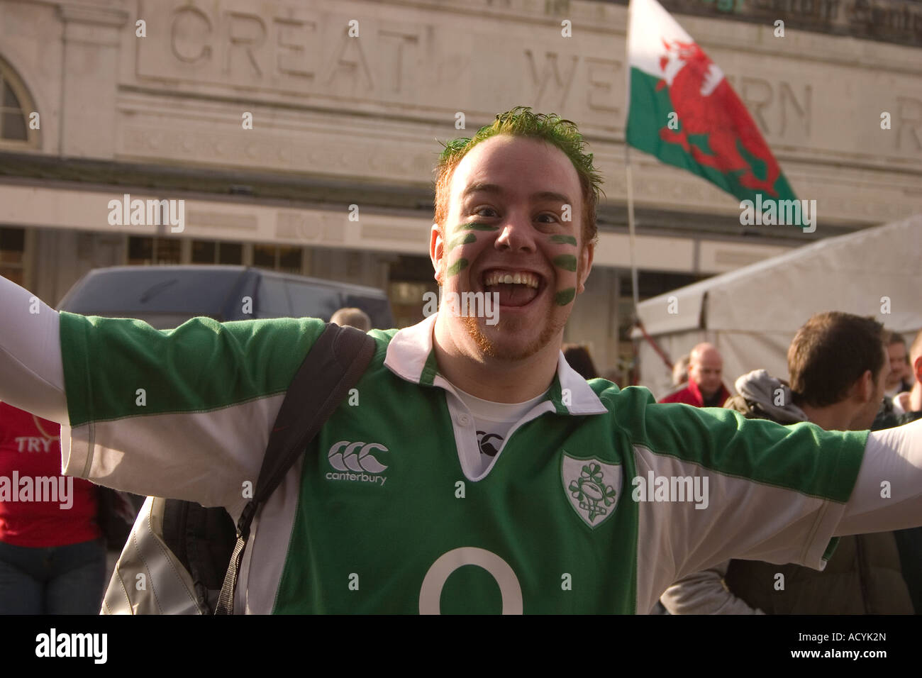 Fan de rugby irlandais arrivant à Cardiff pour le jeu des Six Nations 2007 contre le Pays de Galles Banque D'Images