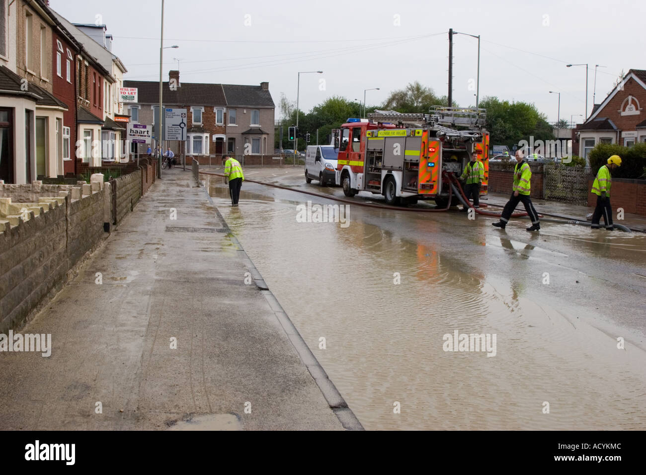 Aider les résidents nettoyer après une rafale d'eau les inondations leur maison lors d'une interdiction d'arrosage à Swindon Wiltshire Banque D'Images