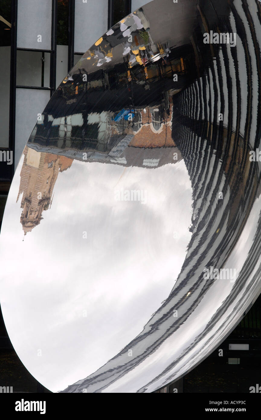 Miroir convexe concave en dehors de Nottingham Playhouse Banque D'Images