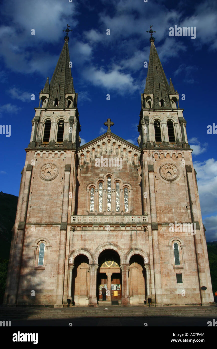 Façade de l'église de Covadonga, dans les Asturies, Espagne Banque D'Images