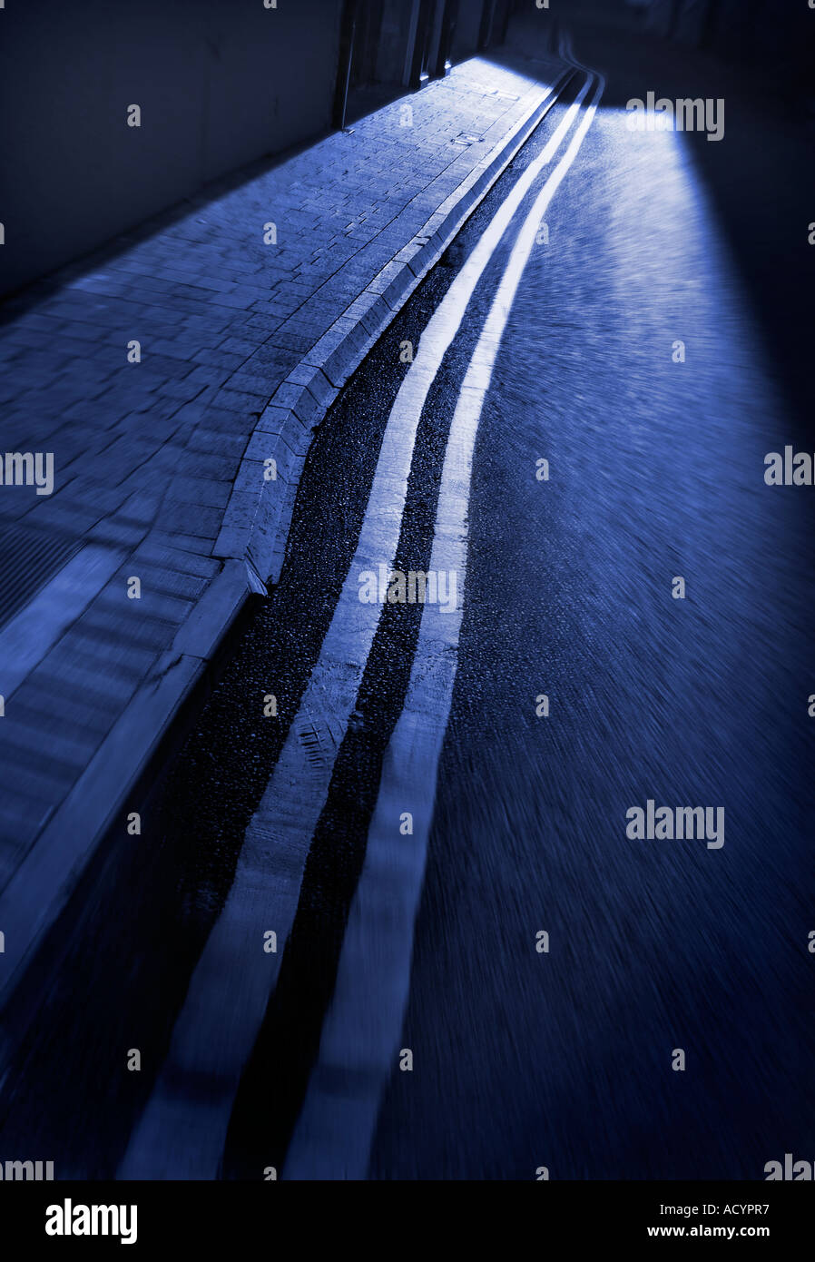 Les lignes jaunes double Banque D'Images