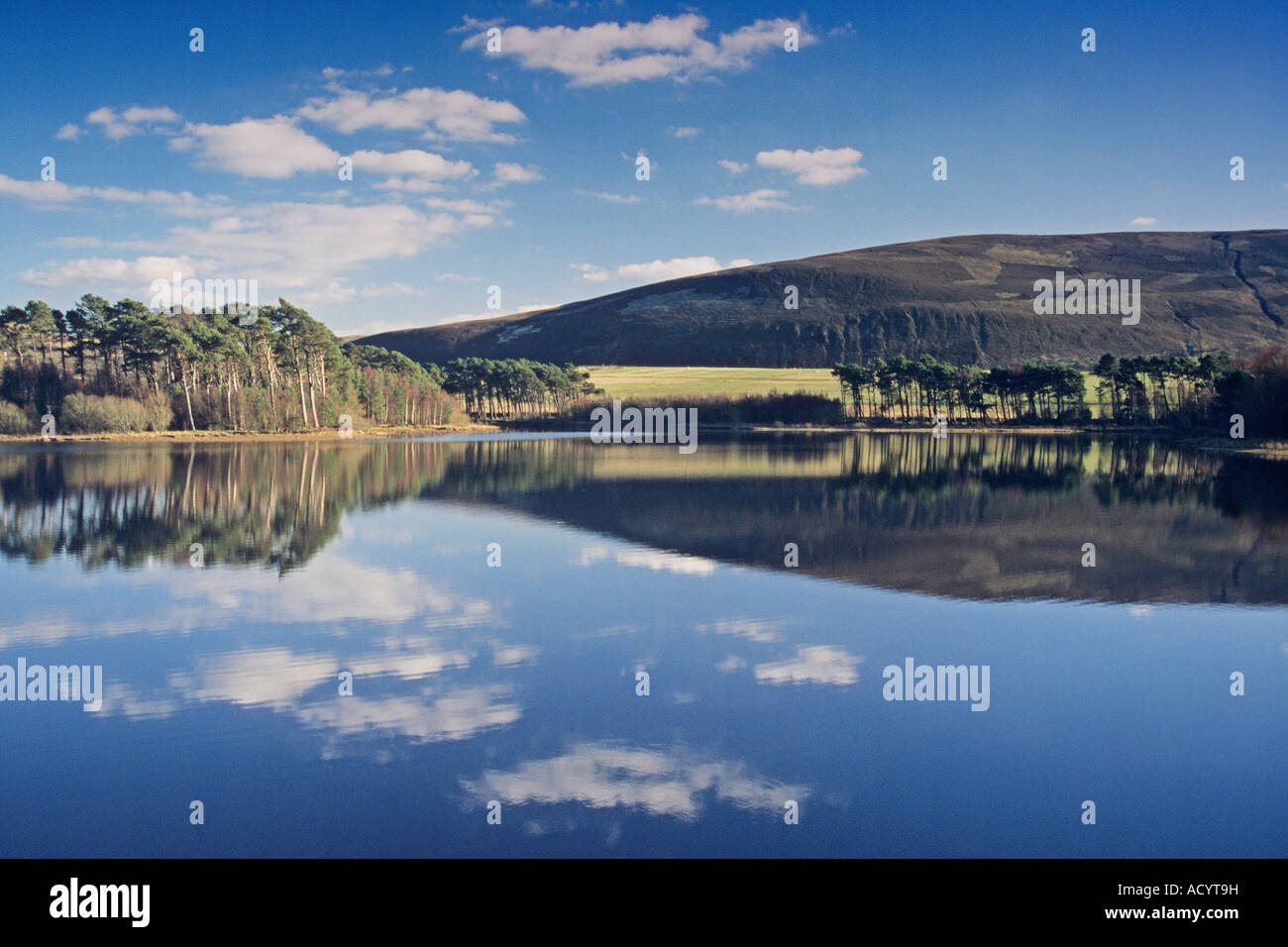 Harlaw Réservoir et Black Hill dans les Pentland Hills près d'Édimbourg Banque D'Images