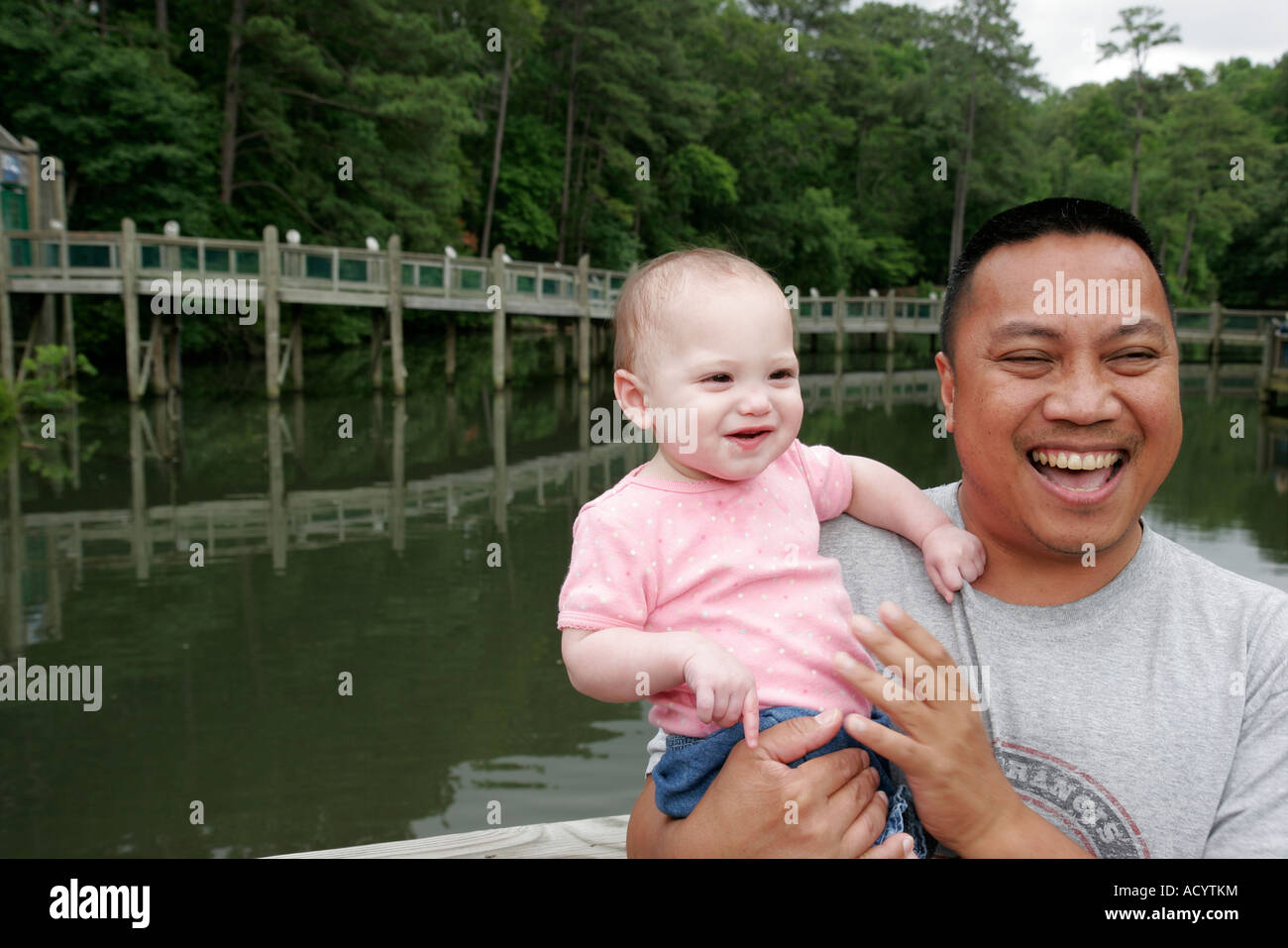 Newport News Virginia,Virginia Living Museum,Outdoor Habitat,homme asiatique,grand-père,papa,bébé bébés enfant enfants,filles,femme enfant enfants chi Banque D'Images