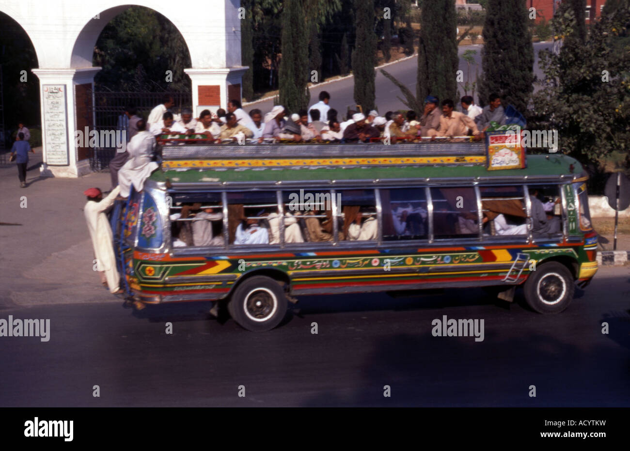 Un bus bondé à Rawalpindi, au Pakistan. Banque D'Images