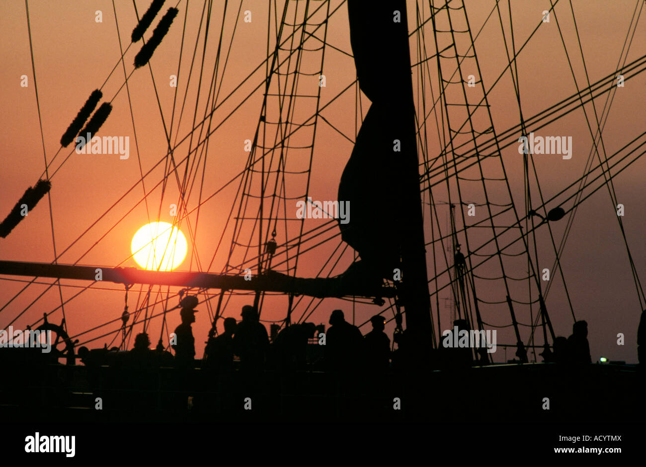 Un coucher de soleil à travers le Texas lumineux du carré gréement voilier gréé Elissa comme elle quitte le port de Galveston Texas Banque D'Images