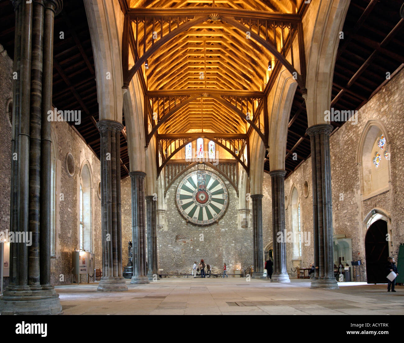 27 octobre 2006 Le xive siècle table ronde, repeinte par Henry VIII, et vénérée par des générations à tort que la table ronde du Roi Arthur. Grande salle, Winchester Banque D'Images