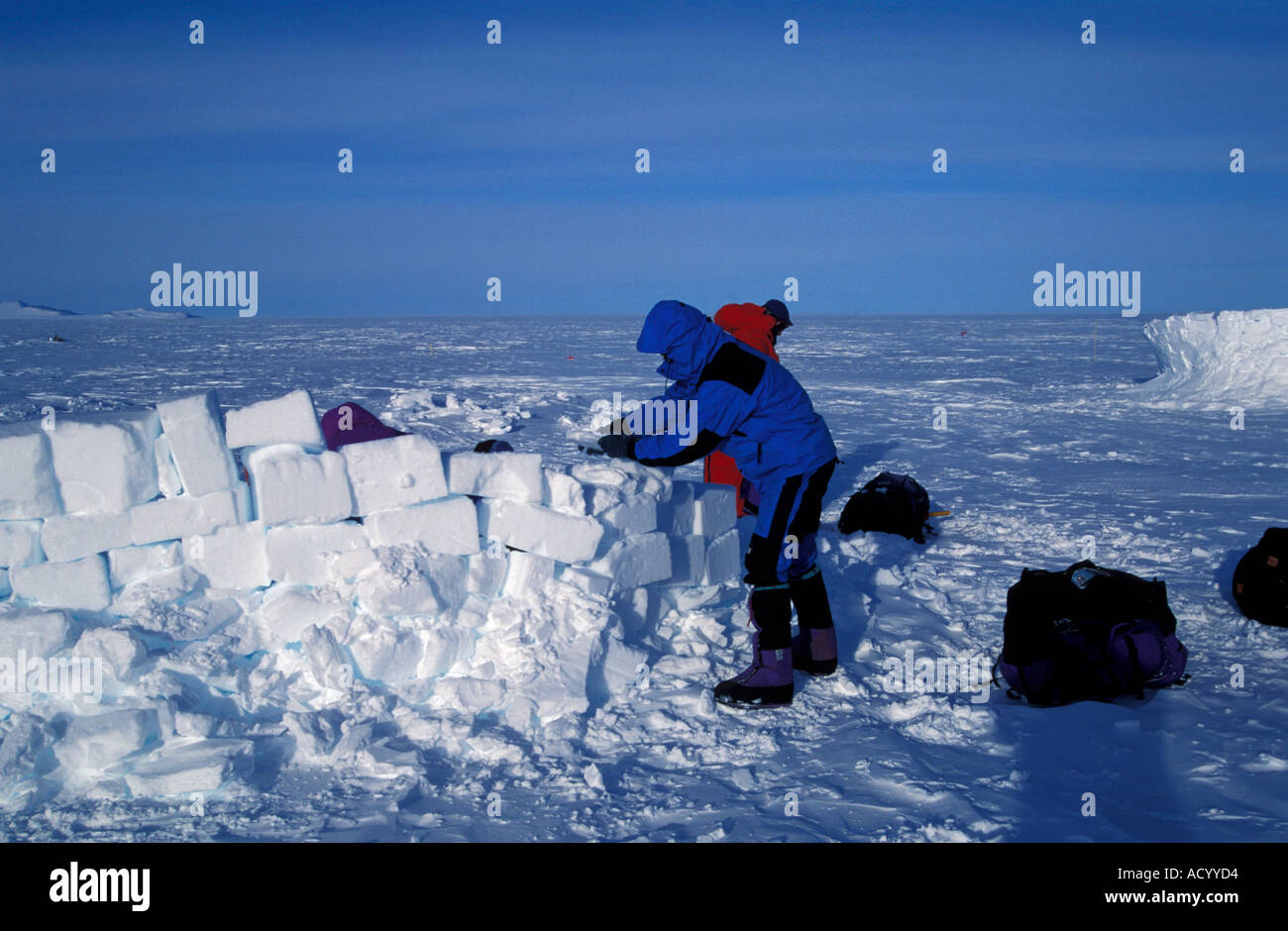 Les explorateurs la construction d'un abri du vent par des blocs de glace Banque D'Images