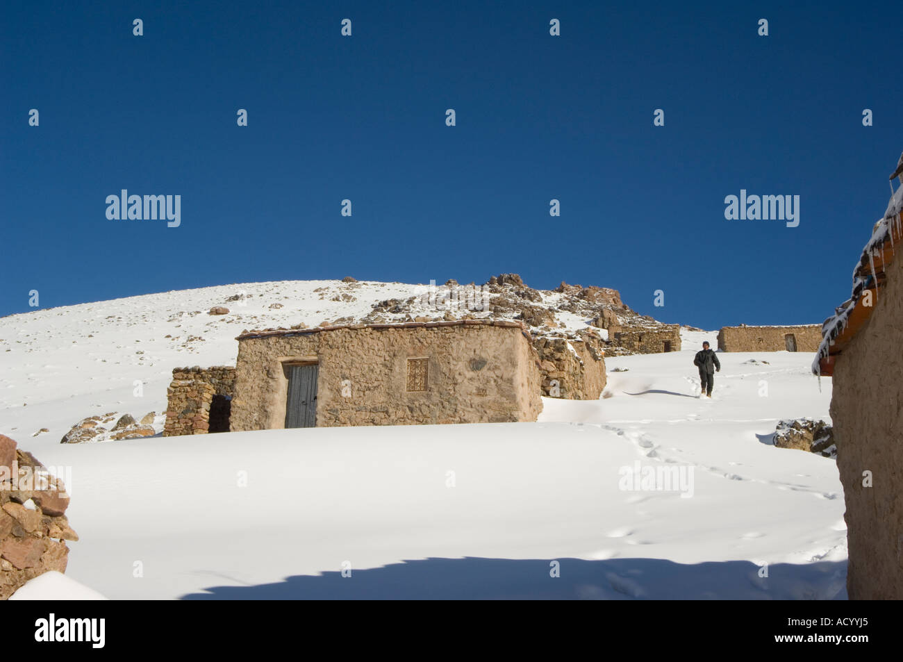 Maisons traditionnelles en pierre de la neige sur la montagne de ski de l'Oukaimeden Haut Atlas Maroc Afrique du Nord Banque D'Images