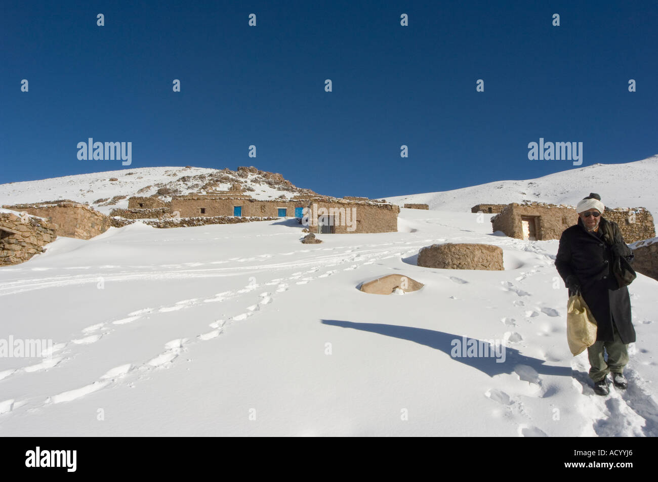 L'homme local maisons traditionnelles en pierre de la neige sur la montagne de ski de l'Oukaimeden Haut Atlas Maroc Afrique du Nord Banque D'Images