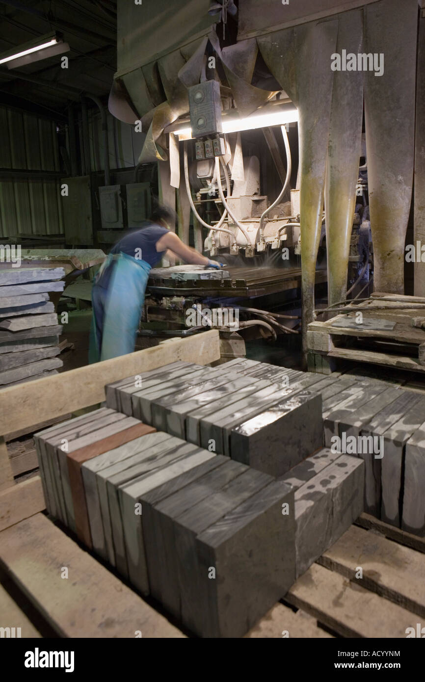 Ardoise coupe homme sur la machine avec lame de diamant Granville New York Washington Comté Banque D'Images