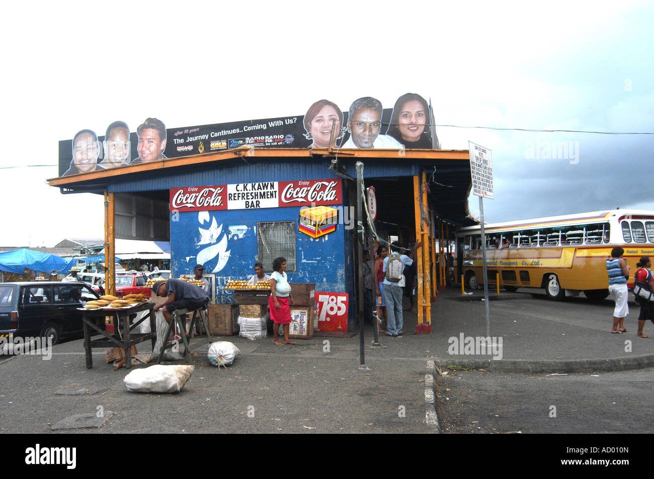 Les personnes à la gare des bus, Suva, Fidji Banque D'Images