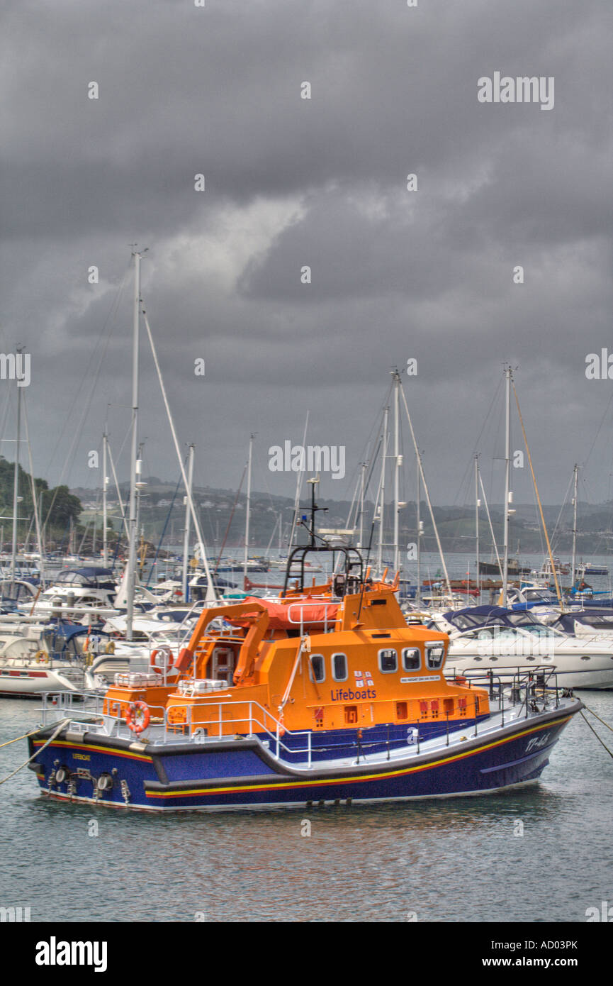 Toujours prêt Le canot de Brixham vous attend son prochain appel d'aider Banque D'Images