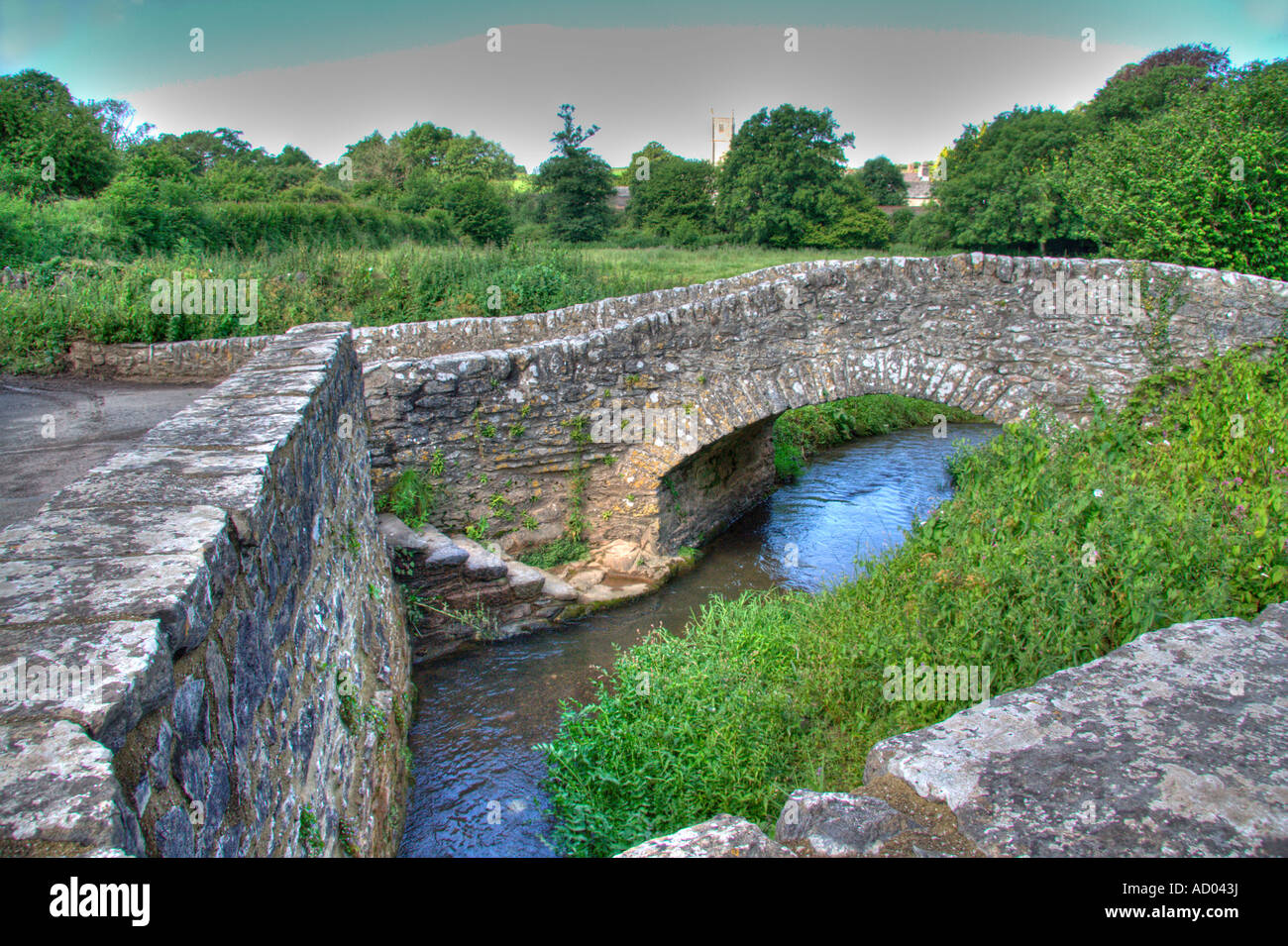 Littlehempston en milieu rural près de Devon Totnes un pont à trois voies avec l'église en arrière-plan Banque D'Images