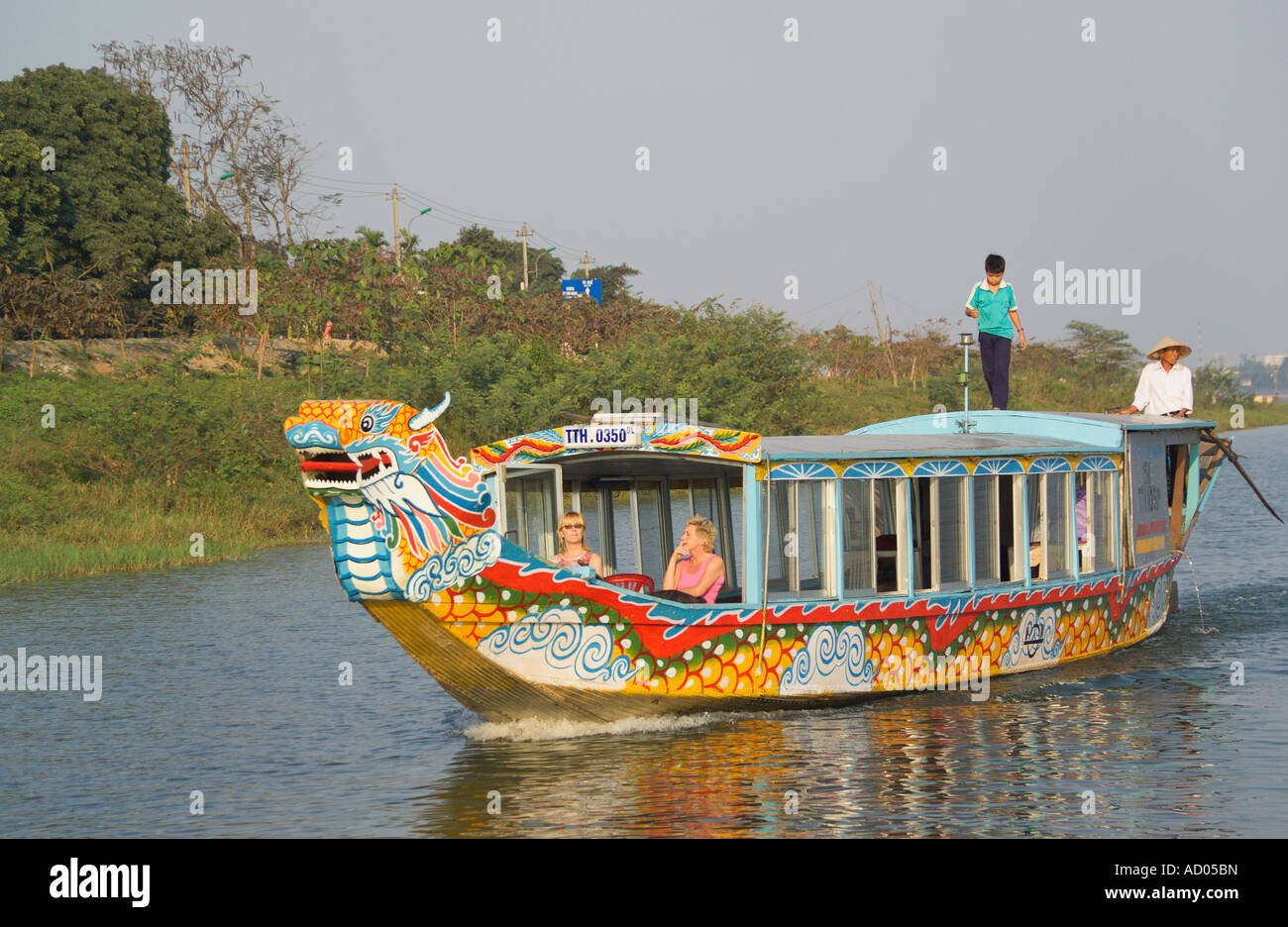 Bateaux 'dragon' sur la "Rivière des Parfums" "province de Thua Thien Hue Vietnam' Banque D'Images