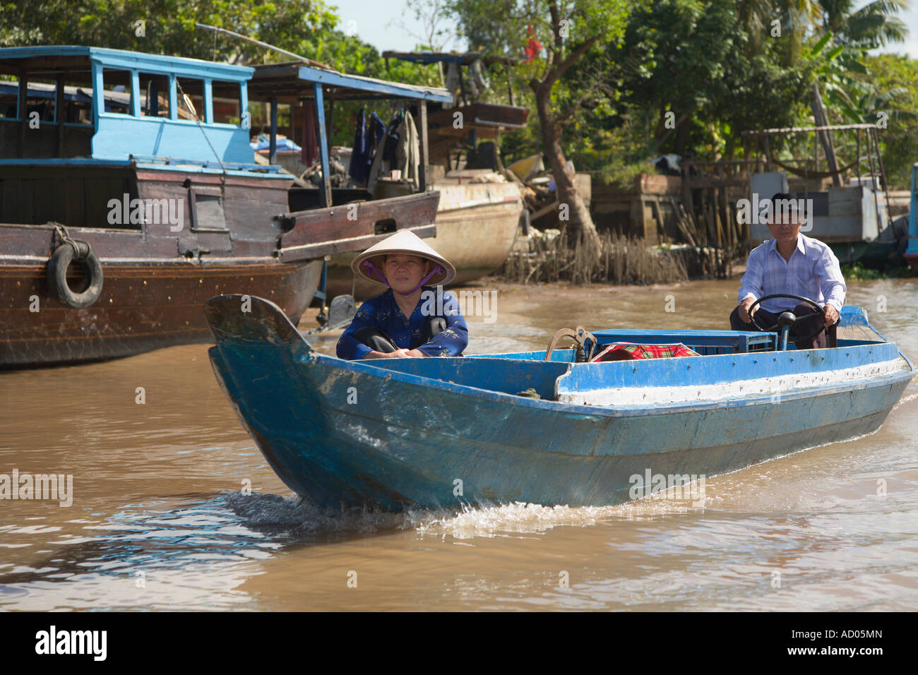 Couple dans un petit bateau [Delta du Mékong] 'Ha Giang Province' Vietnam Banque D'Images