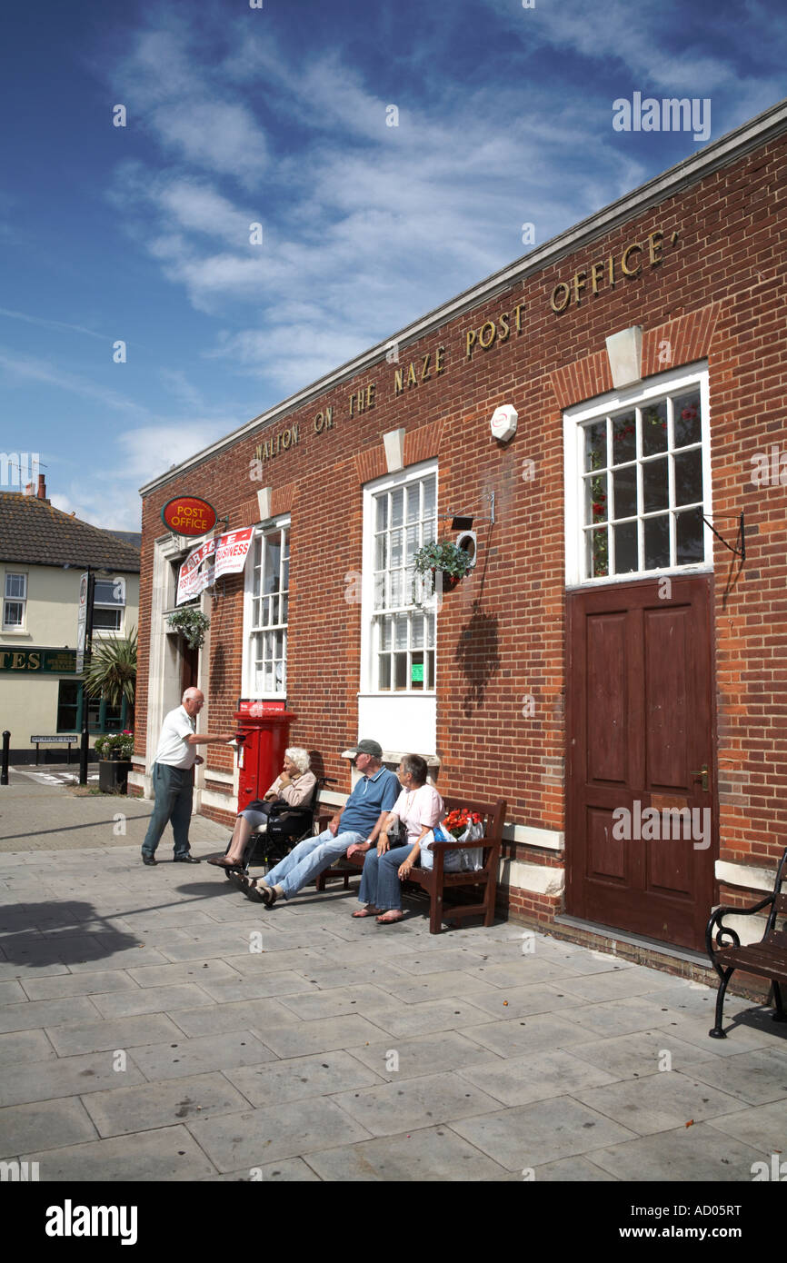 Royaume-uni Angleterre East Anglia Walton sur le bureau de poste d'Essex  ? retraités assis dehors sur un banc Banque D'Images