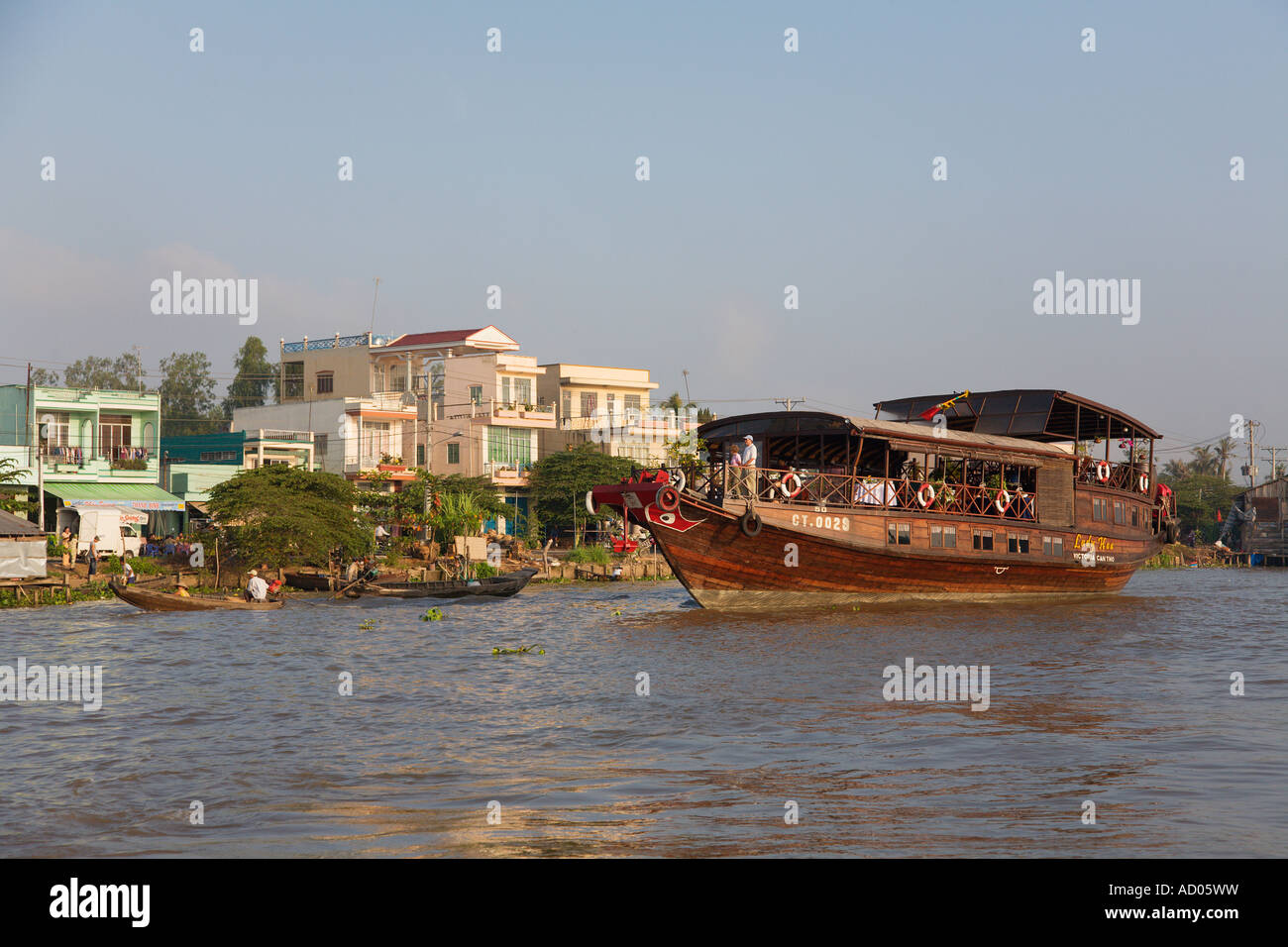 Bateau en bois et maisons au bord de la 'Casablanca' [Delta du Mékong] 'Ha Giang Province' Vietnam Banque D'Images