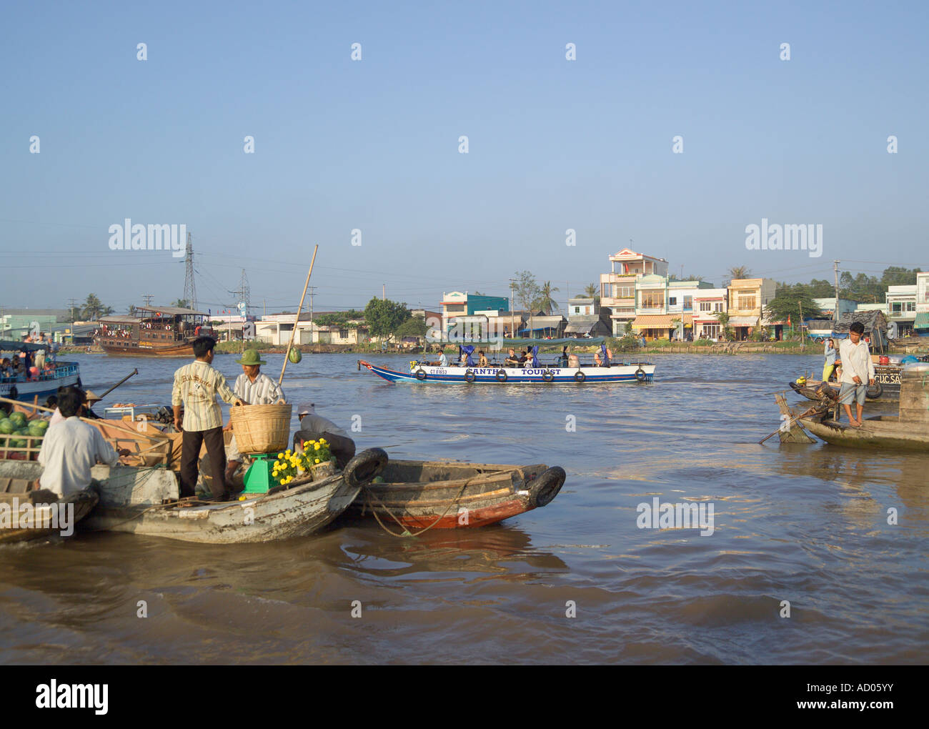 Deux hommes avec des produits en bateau "Le marché flottant de Cai Rang' 'Delta du Mékong Vietnam Ha Giang Province' Banque D'Images