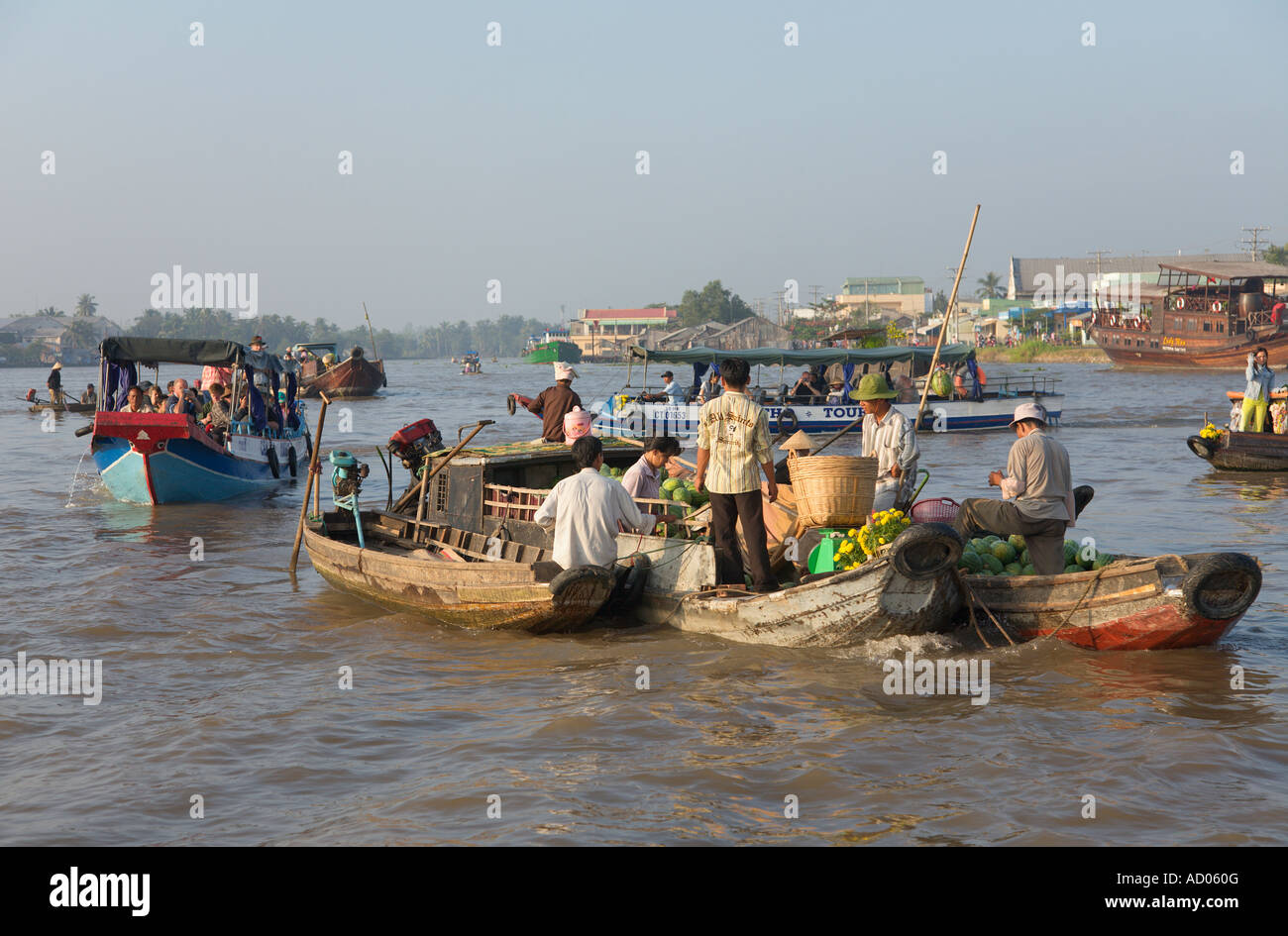Les hommes avec des produits en bateau "Le marché flottant de Cai Rang' 'Delta du Mékong Vietnam Ha Giang Province' Banque D'Images