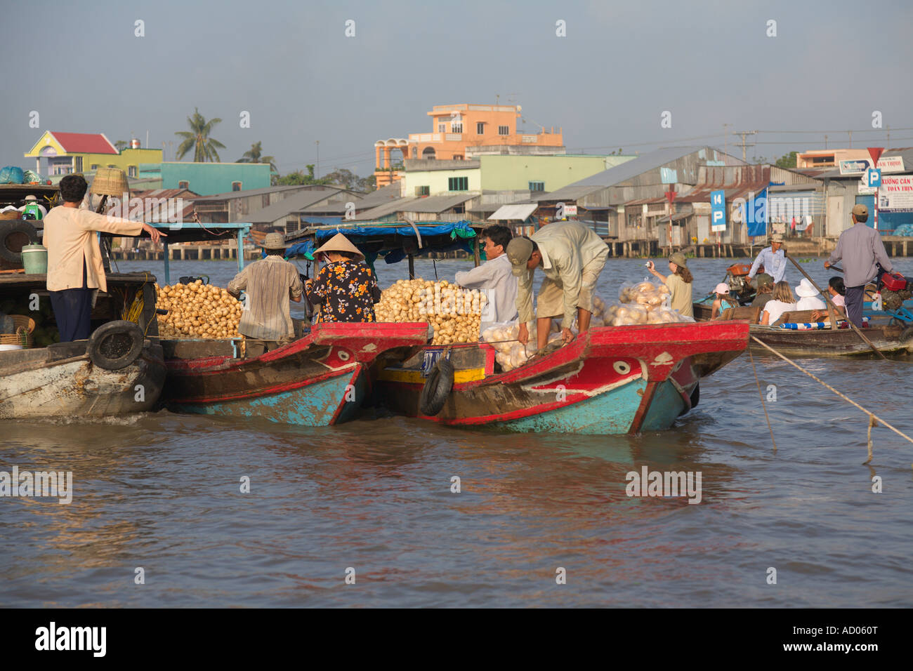 Les personnes à produire en bateau "Le marché flottant de Cai Rang' 'Delta du Mékong Vietnam Ha Giang Province' Banque D'Images