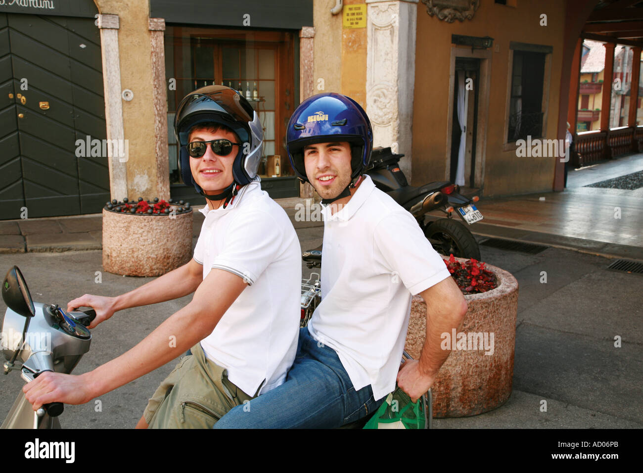 Deux jeunes hommes sur un cyclomoteur en Italie Banque D'Images