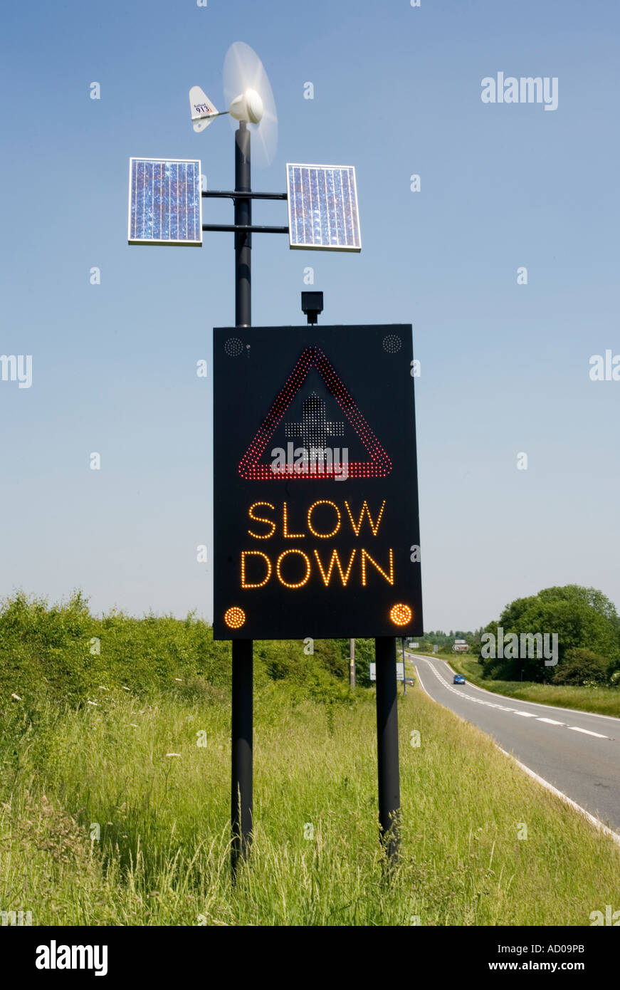Un signe d'avertissement solaire dire aux automobilistes de ralentir sur l'A43 près de Stamford Lincolnshire UK Banque D'Images
