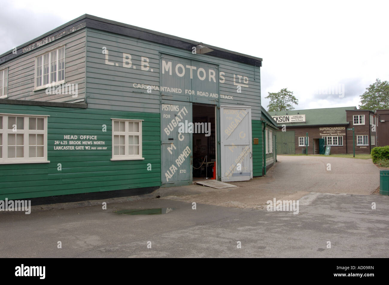 L'un des garages sur la piste de course de Brooklands, dans le Surrey, l'hôtel est le premier circuit moteur construit à cet effet Banque D'Images