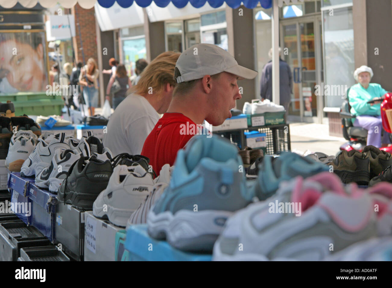 Blocage du marché des chaussures de vente et des formateurs Banque D'Images
