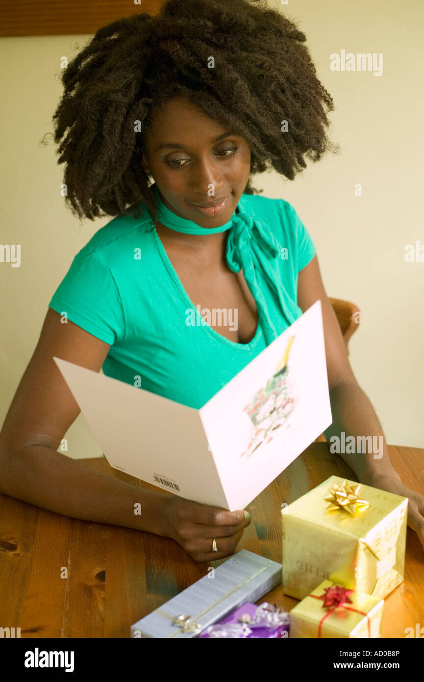 Jeune femme avec une carte de voeux et cadeaux Banque D'Images