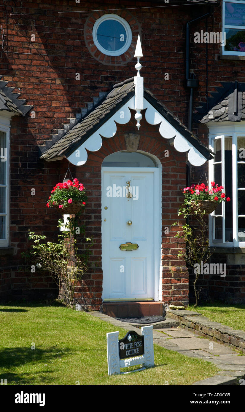 Porte avant de White Rose Cottage dans Swettenham Cheshire UK Banque D'Images
