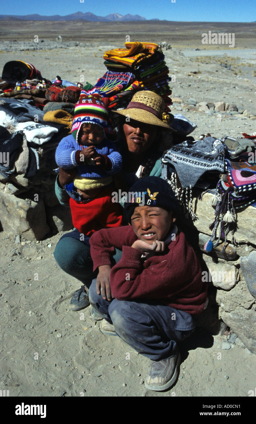Vendre des tissus et des souvenirs aux touristes sur la route touristique de la vallée de l'condors, près d'Arequipa, Pérou. Banque D'Images