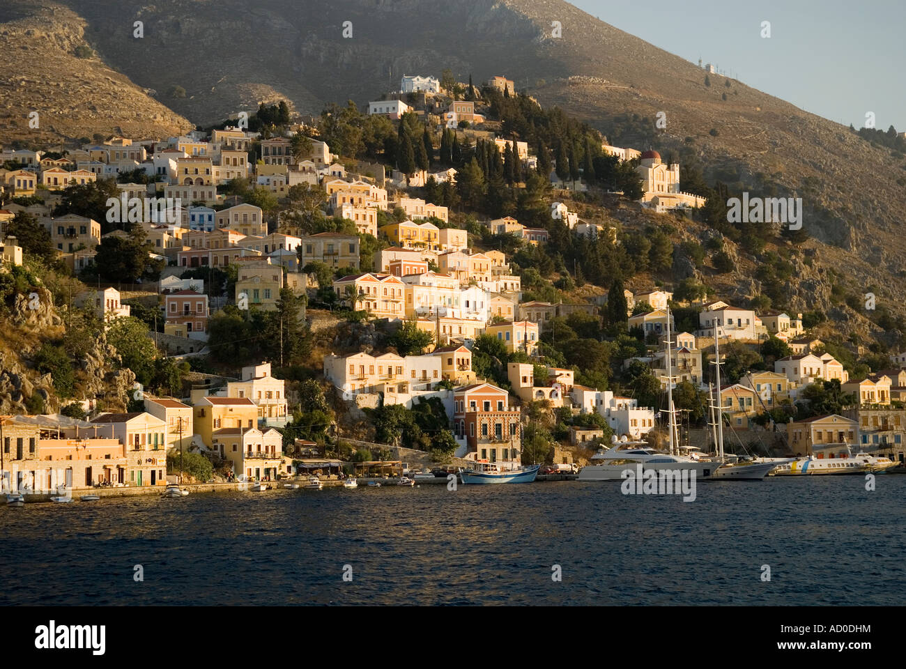 L'île de Simi, les maisons et le port, la Grèce. Banque D'Images