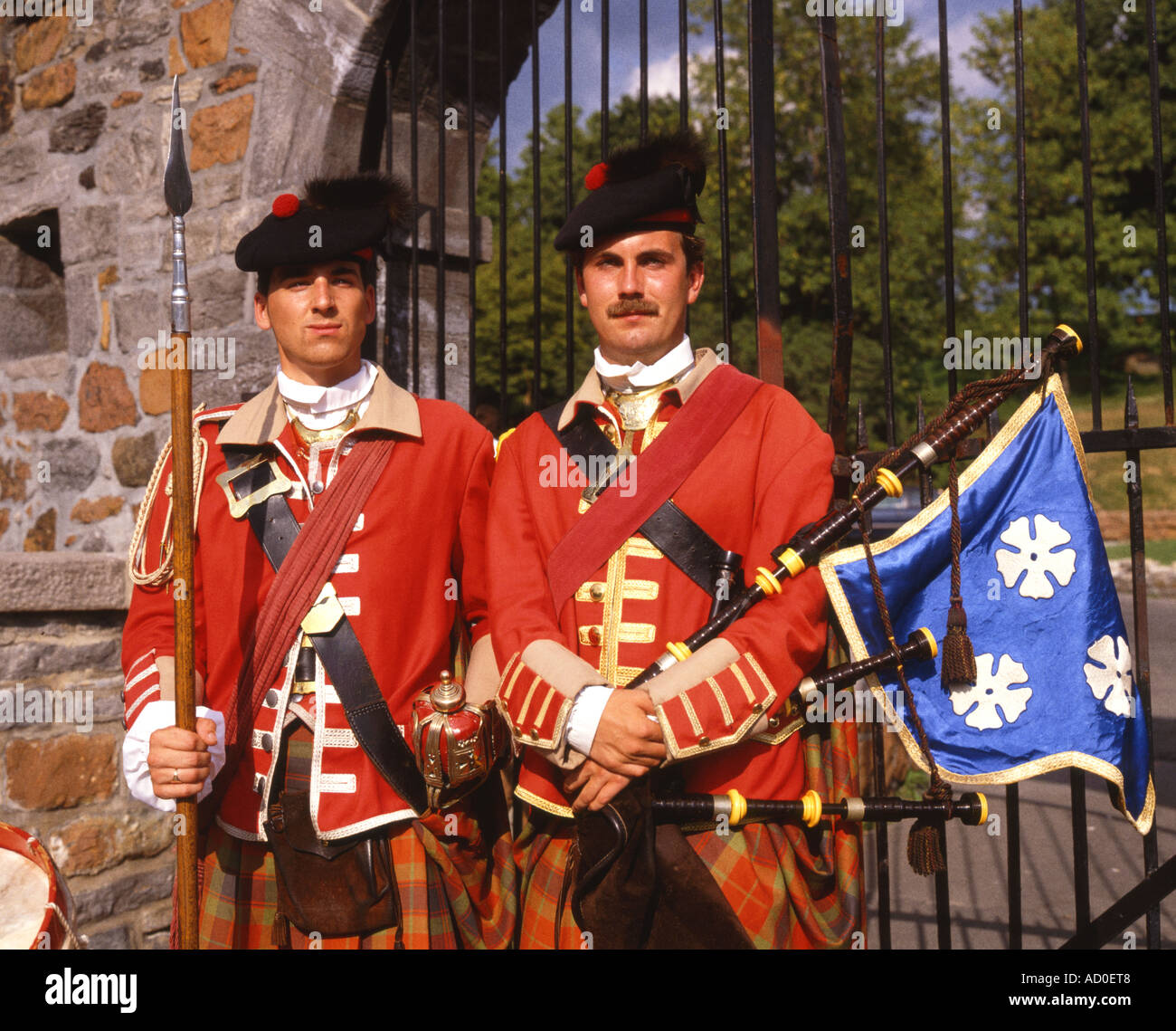 Soldats en uniformes colorés à l'extérieur de l'Ancien Fort (St Helen's Isle) - Montréal, Québec Canada Banque D'Images