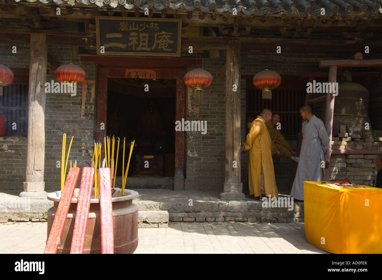 Un moine du temple et d'encens brûlant en Shaolin Temple de naissance de Kung Fu Shaolin arts martiaux de la province de Henan Chine Banque D'Images