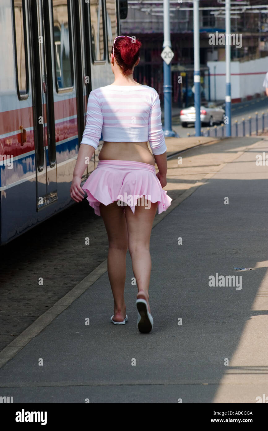 Jeune femme en jupe courte randonnée le pont de la rue Commercial Sheffield  Photo Stock - Alamy