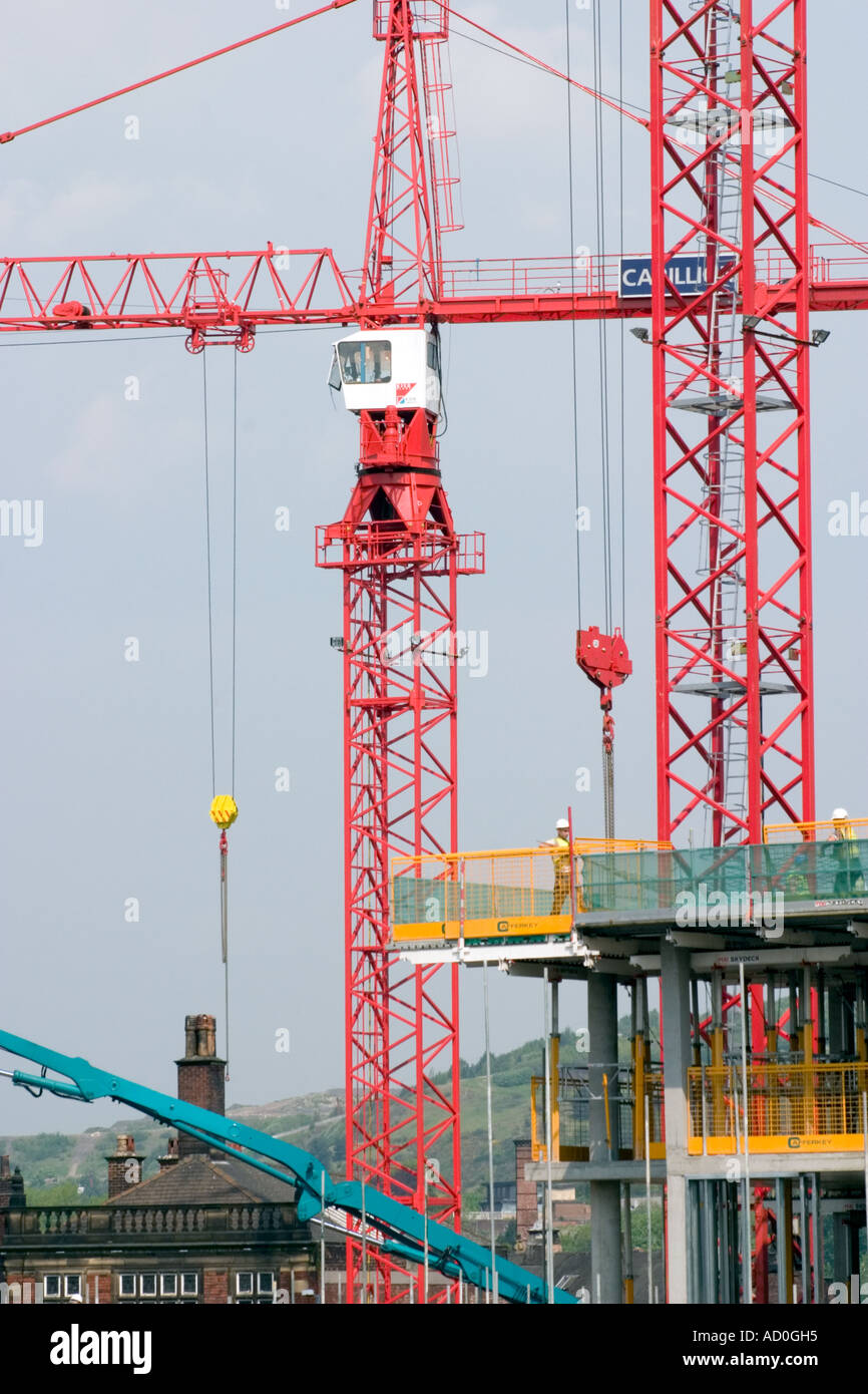 Grues à tour et la construction d'échafaudage Sheffield Centre Banque D'Images