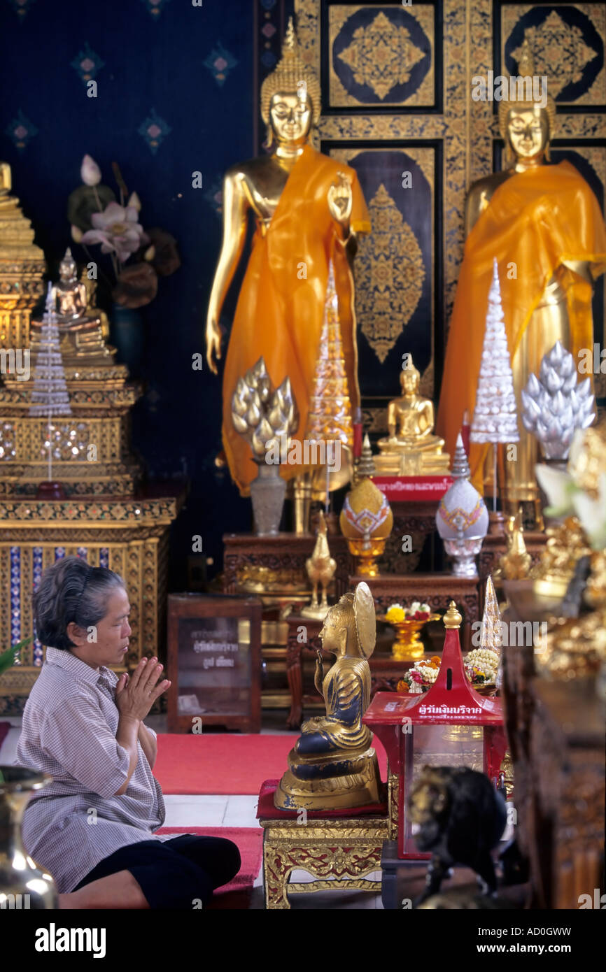 Prier en temple thaïlandais, Bangkok, Thaïlande Banque D'Images