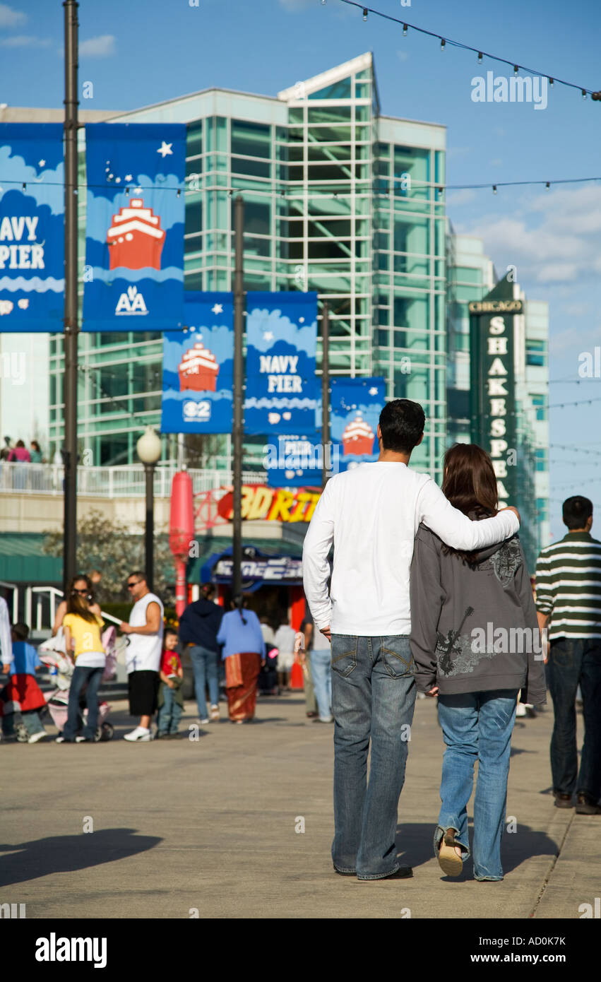 CHICAGO Illinois Couple flâner par Shakespeare Repertory Theatre building à Navy Pier homme avec bras autour de petite amie Banque D'Images