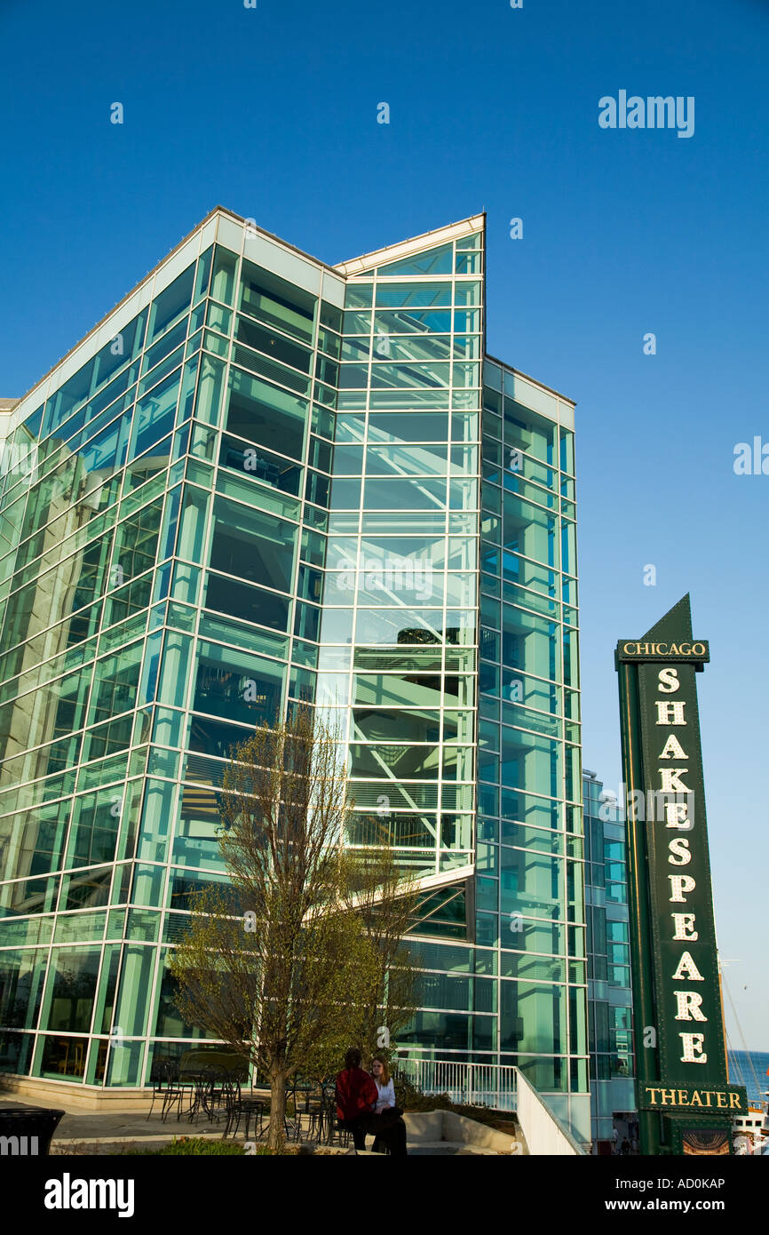 CHICAGO Illinois personnes siègent à l'extérieur de Shakespeare Repertory Theatre building à Navy Pier l'extérieur du bâtiment Banque D'Images