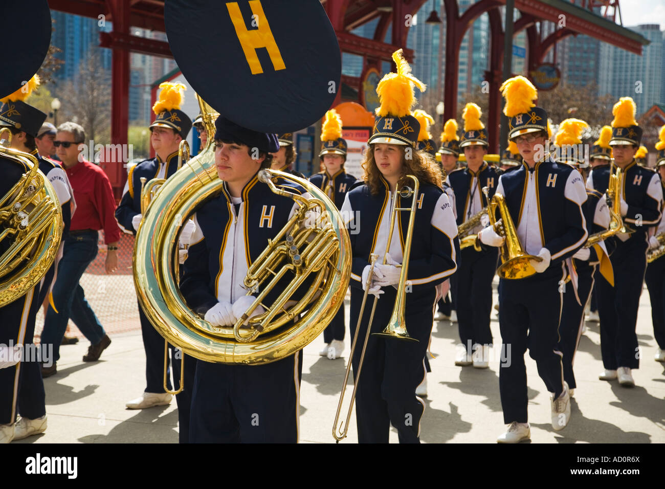 CHICAGO Illinois Marching Band, hommes et femmes en uniforme des membres de marcher au Navy Pier plumes à chapeaux et des couleurs de l'école secondaire Banque D'Images