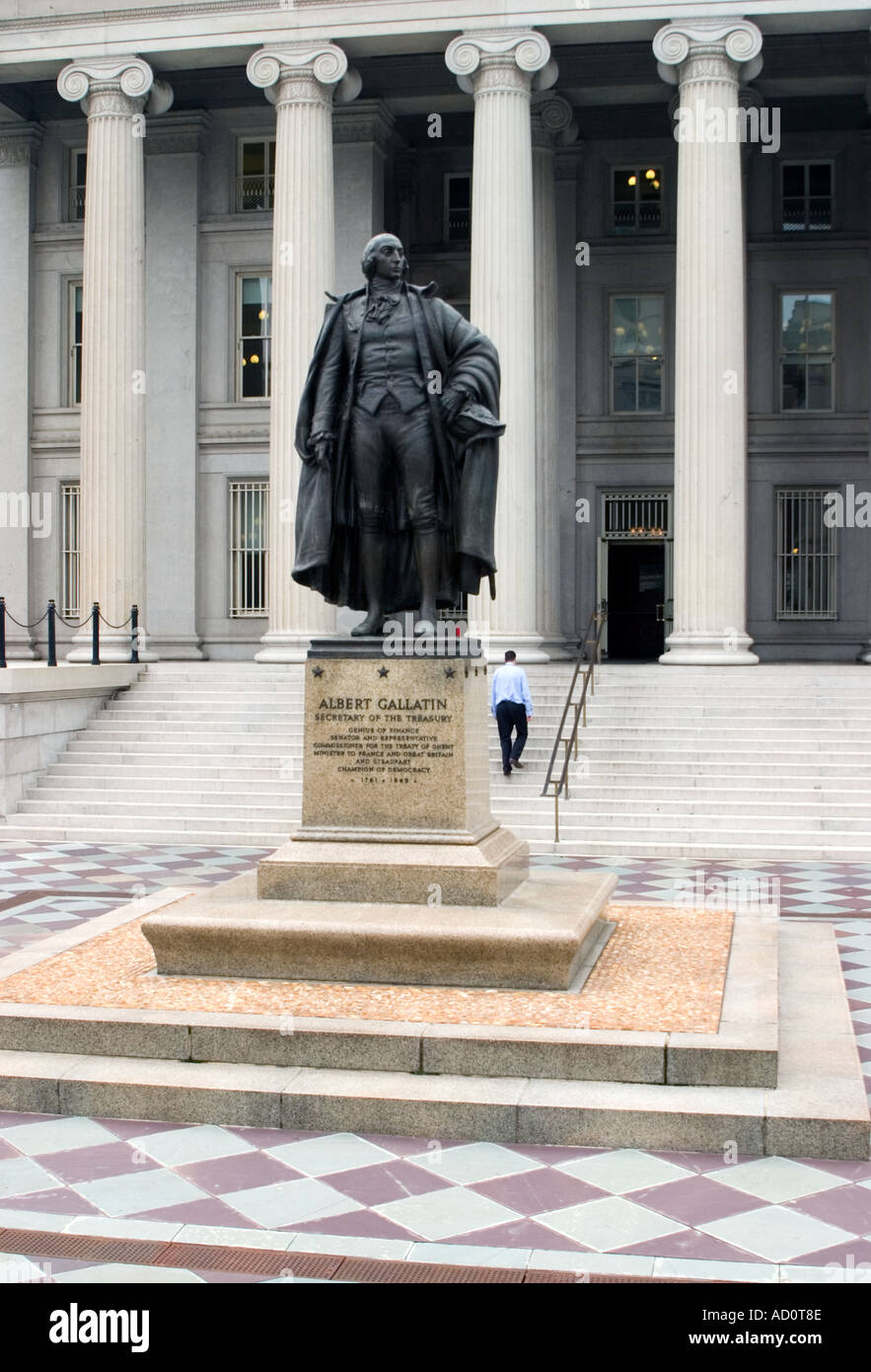 Statue d'Albert Gallatin et partie de l'immeuble du Trésor US Colonnade Washington DC Banque D'Images