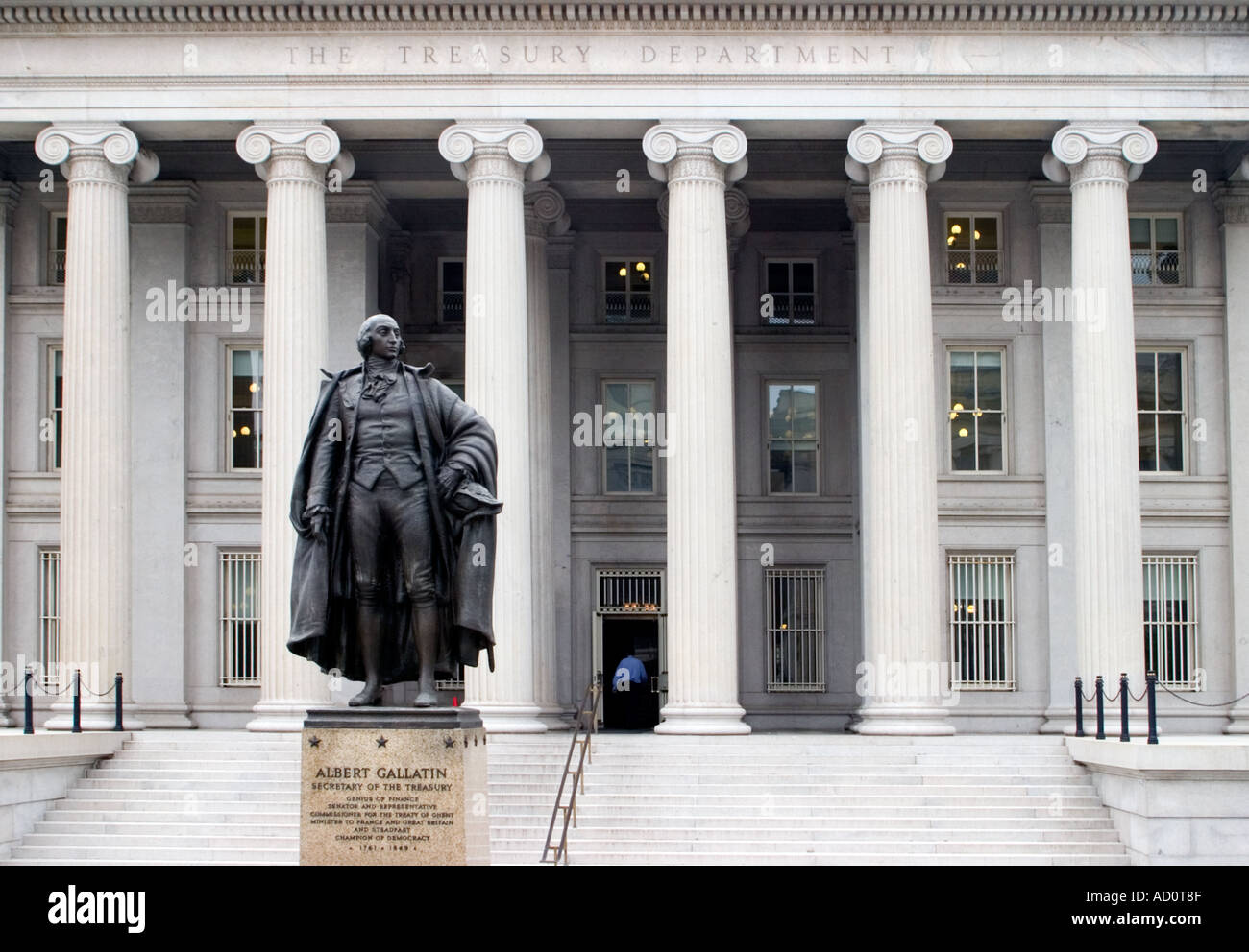 Statue d'Albert Gallatin et partie de l'immeuble du Trésor US Colonnade Washington DC Banque D'Images