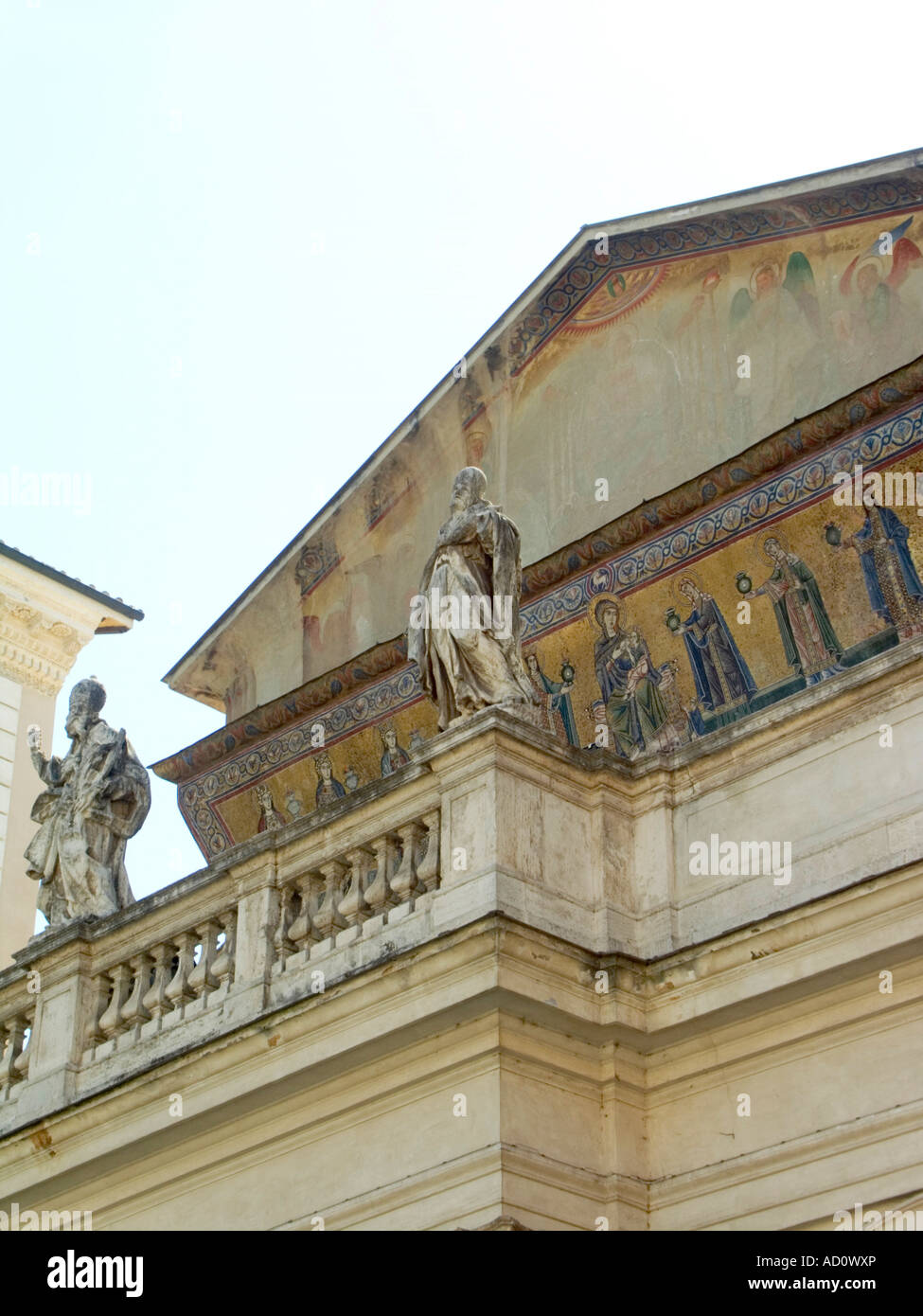 Détail de statues à l'extérieur de Santa Maria in Trastevere à Rome, Italie Banque D'Images