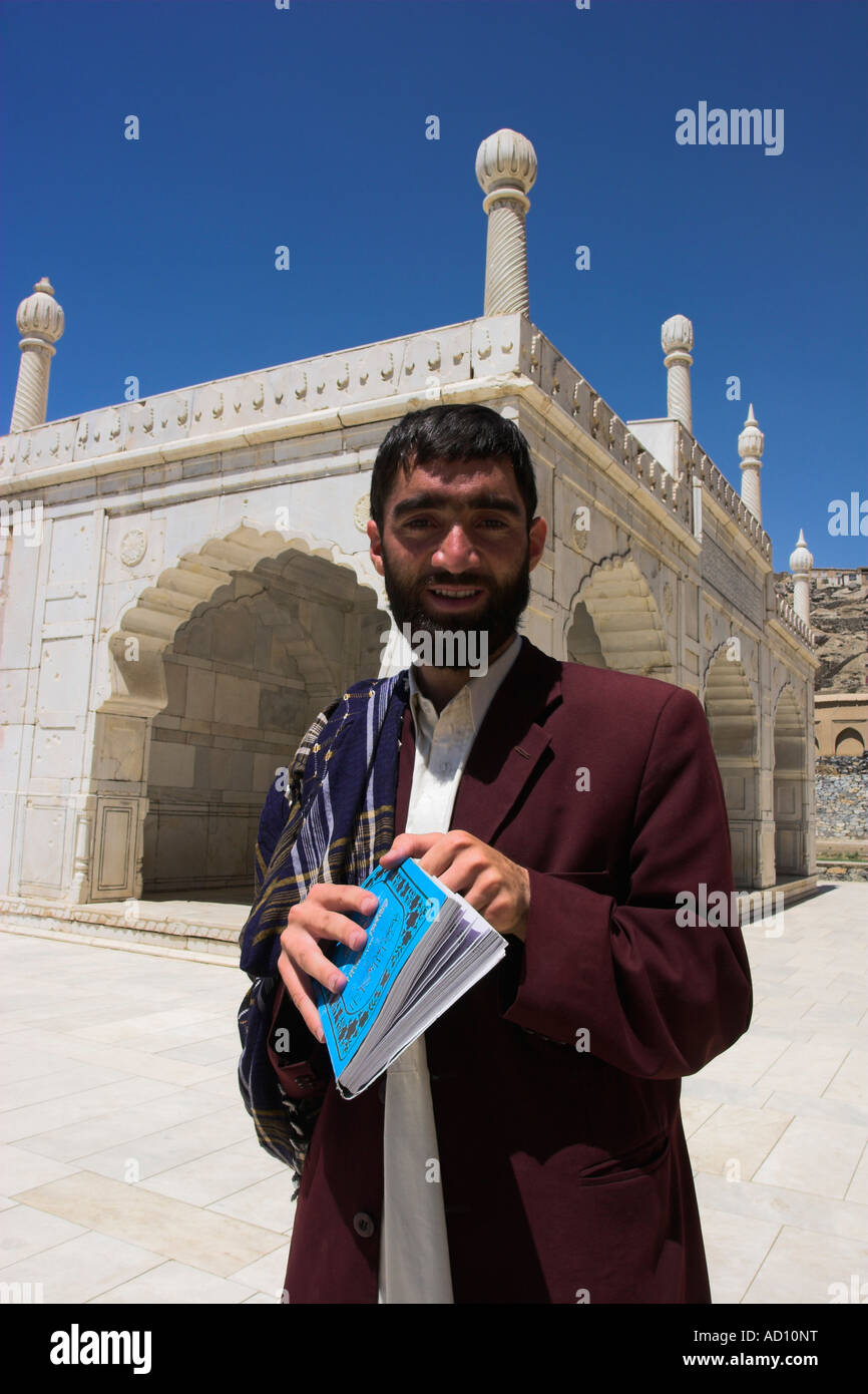L'Afghanistan, Kaboul, jardins de Babur, l'homme de la lecture du Coran près de la mosquée de marbre blanc Banque D'Images
