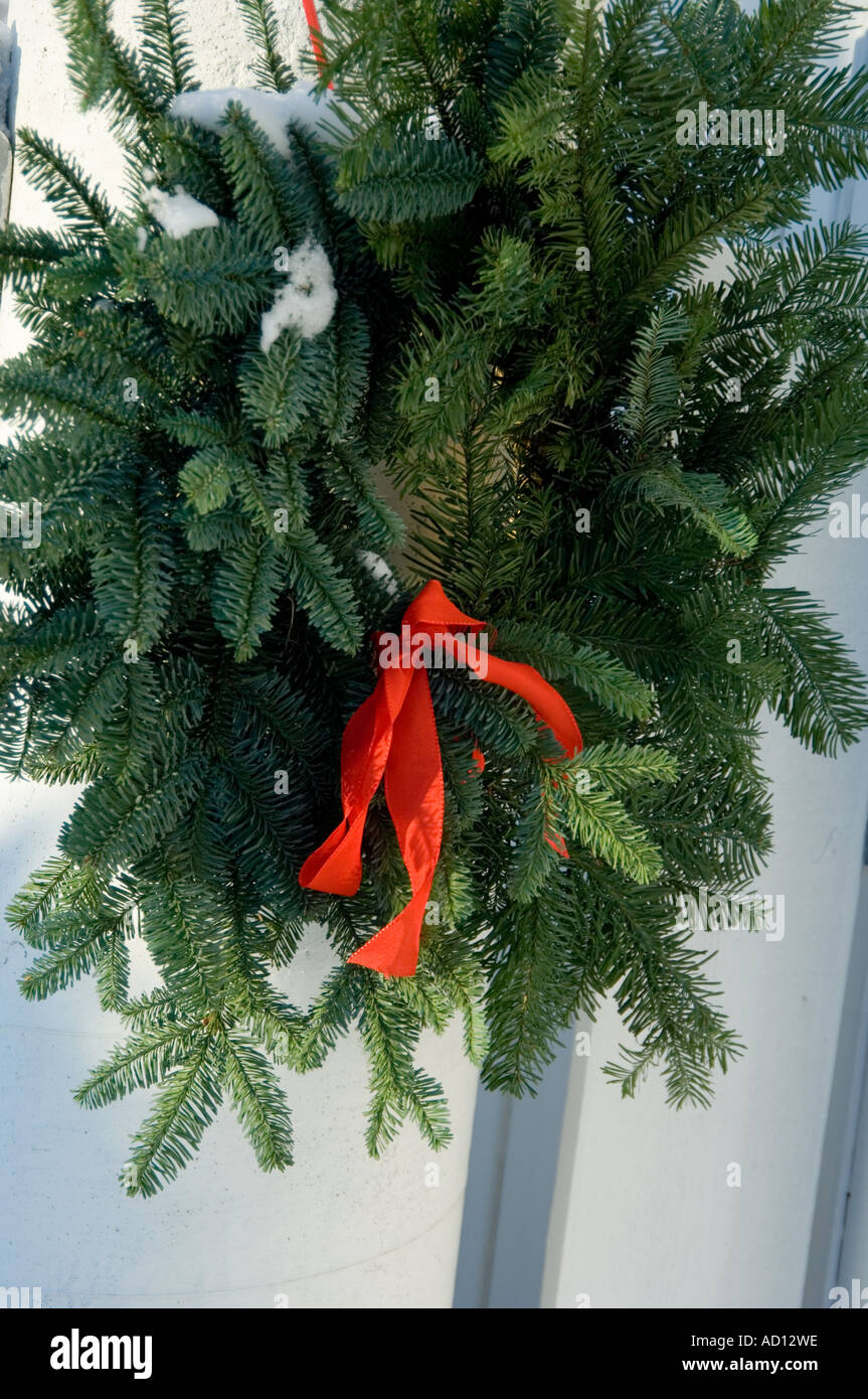 Couronne de l'arbre de Noël traditionnel, décoration accroché sur la clôture blanche d'une maison à Oslo, Norvège Banque D'Images