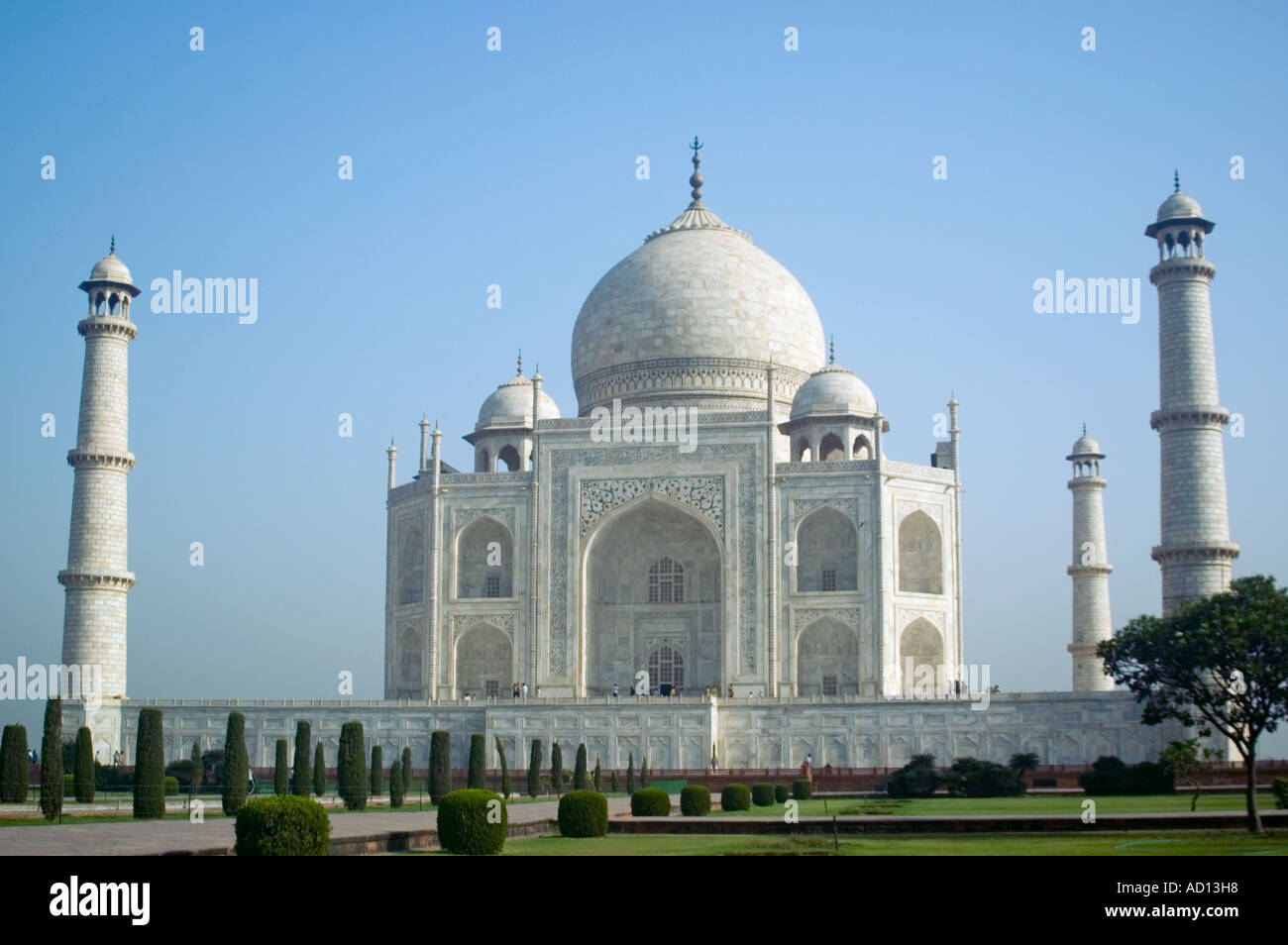 L'affichage classique de l horizontal blanc mousseux en dômes de la mosquée du Taj Mahal sur une journée ensoleillée Banque D'Images