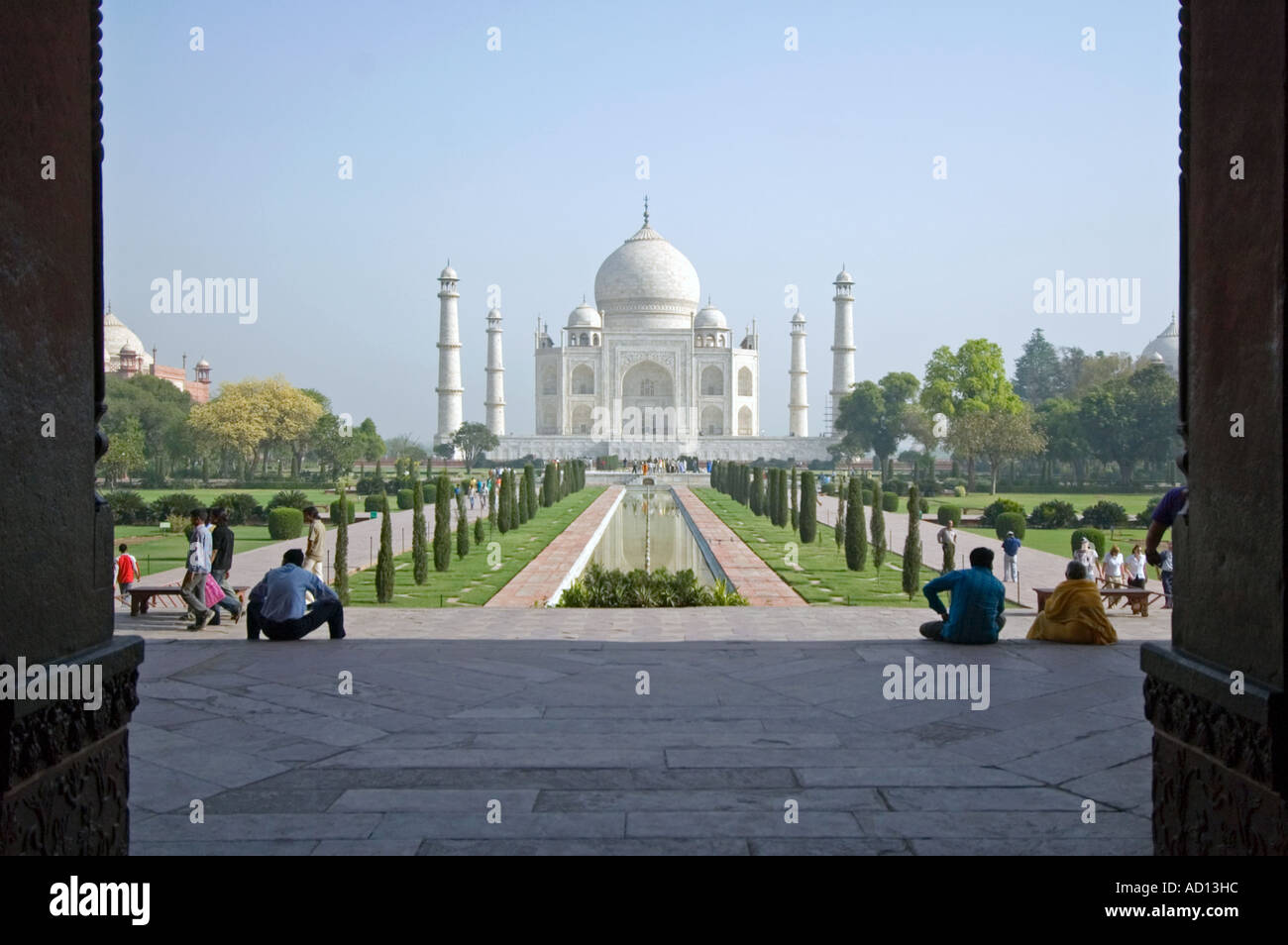 Grand angle horizontal de la mosquée du Taj Mahal à travers l'embrasure de la porte du sud sur une journée ensoleillée Banque D'Images