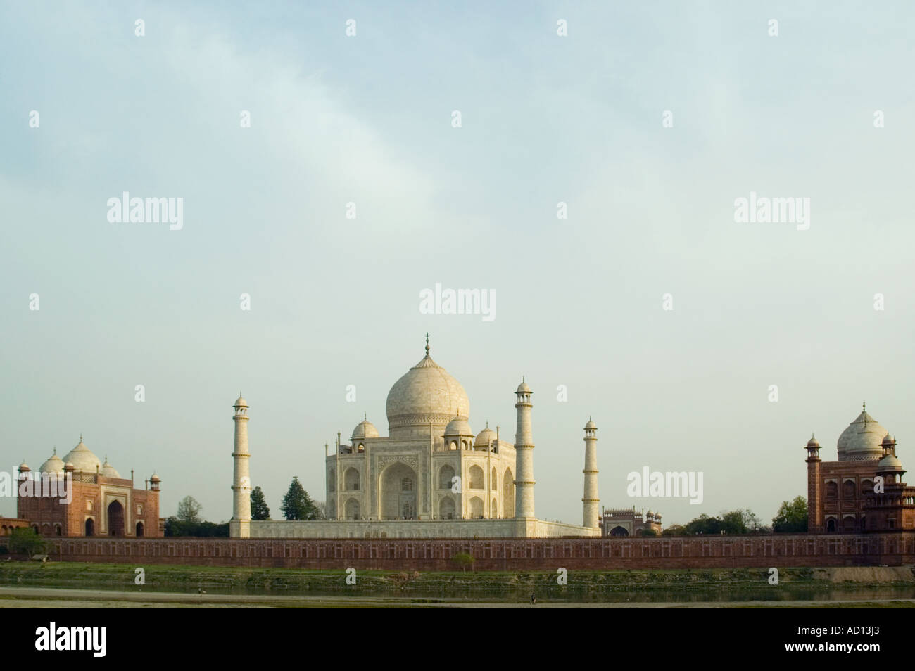 Grand angle horizontal de l'arrière du Taj Mahal sur une soirée ensoleillée. Banque D'Images