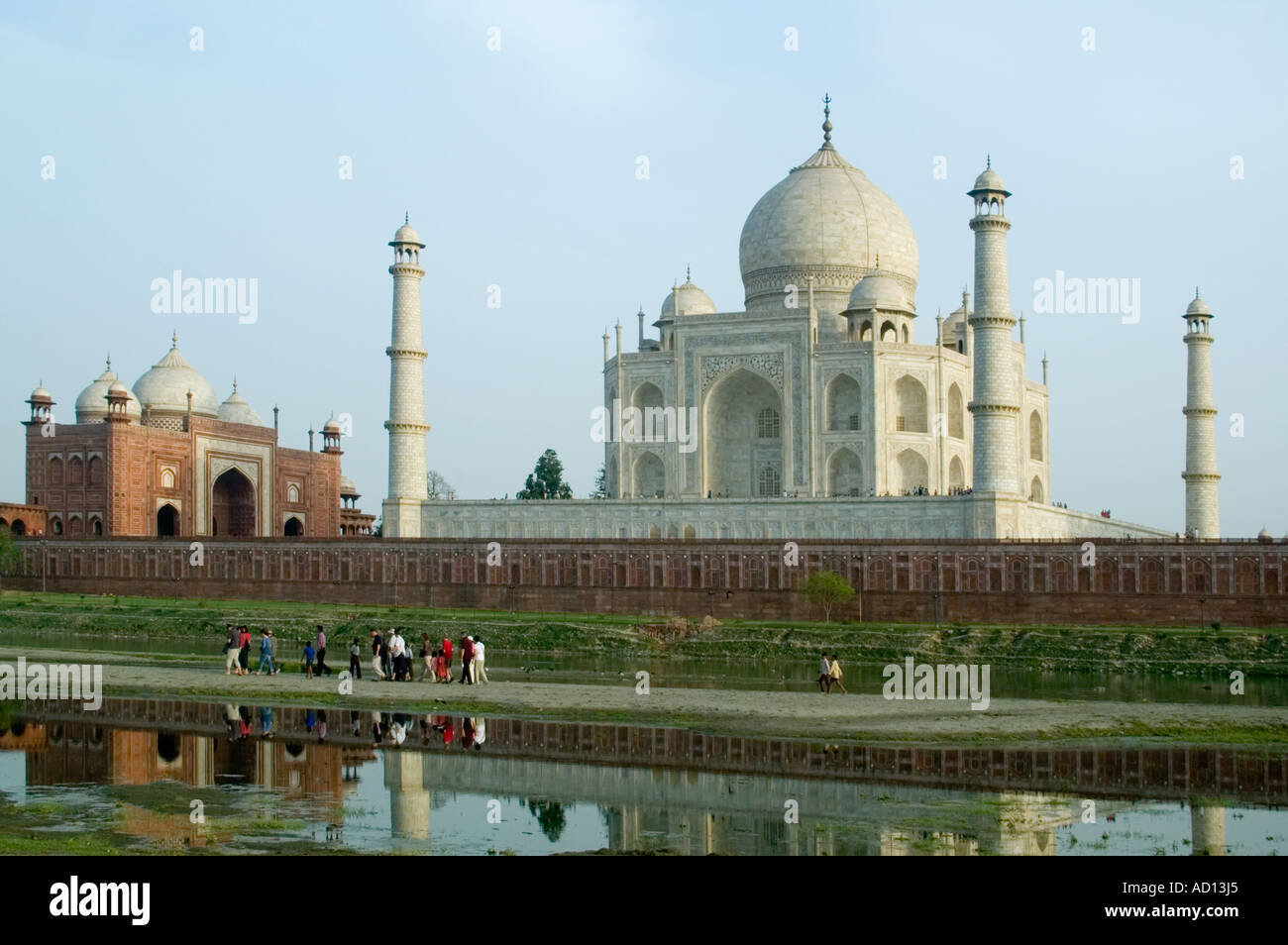 Grand angle horizontal de l'arrière du Taj Mahal de l'autre côté de la rivière Yamuna complexes sur une soirée ensoleillée Banque D'Images